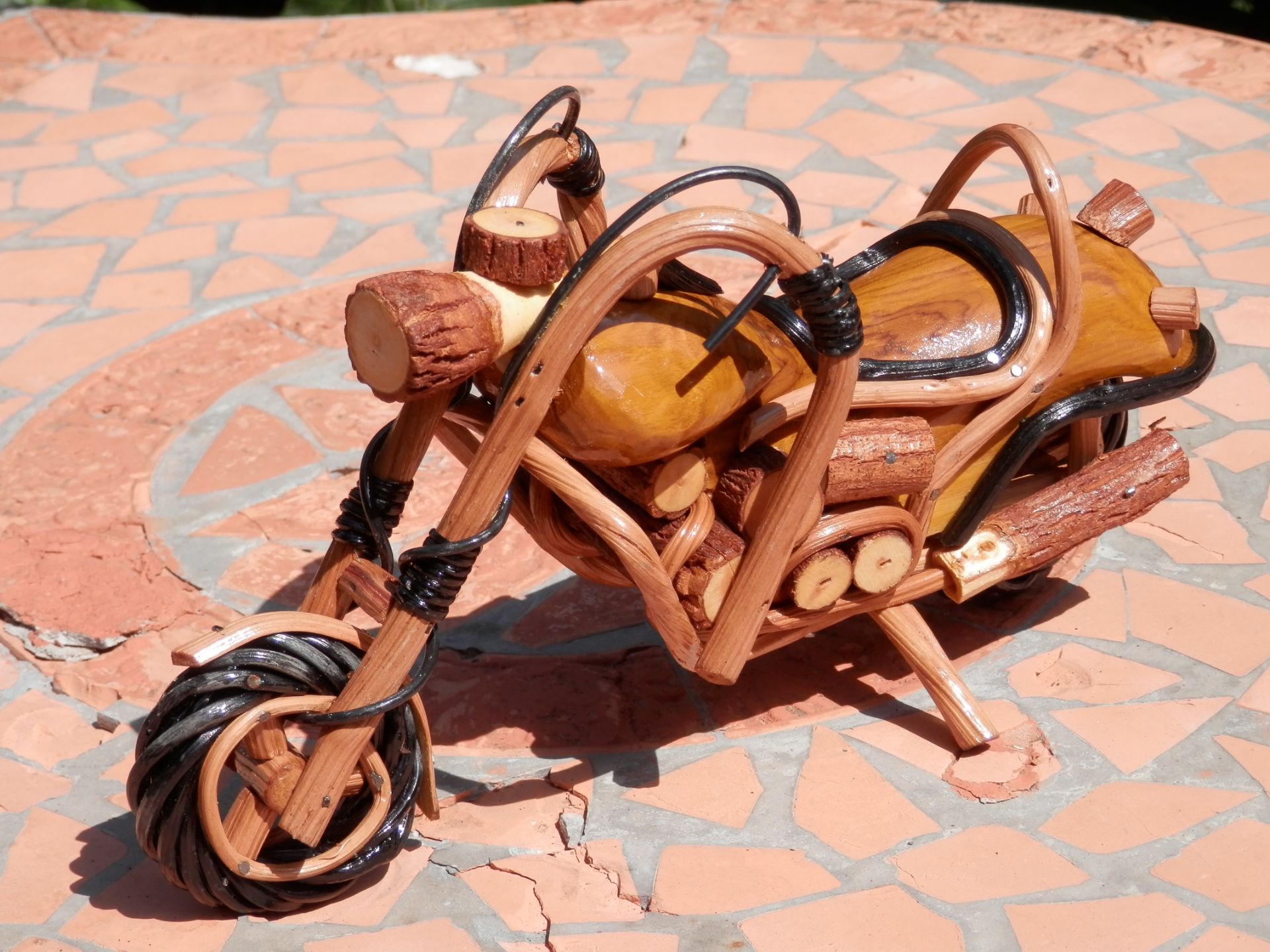 SUPERB NEW WOODEN MODEL CUSTOM BIKE, CHOPPER STYLE. APPROX 10" LONG X 6" HIGH. - Image 4 of 5