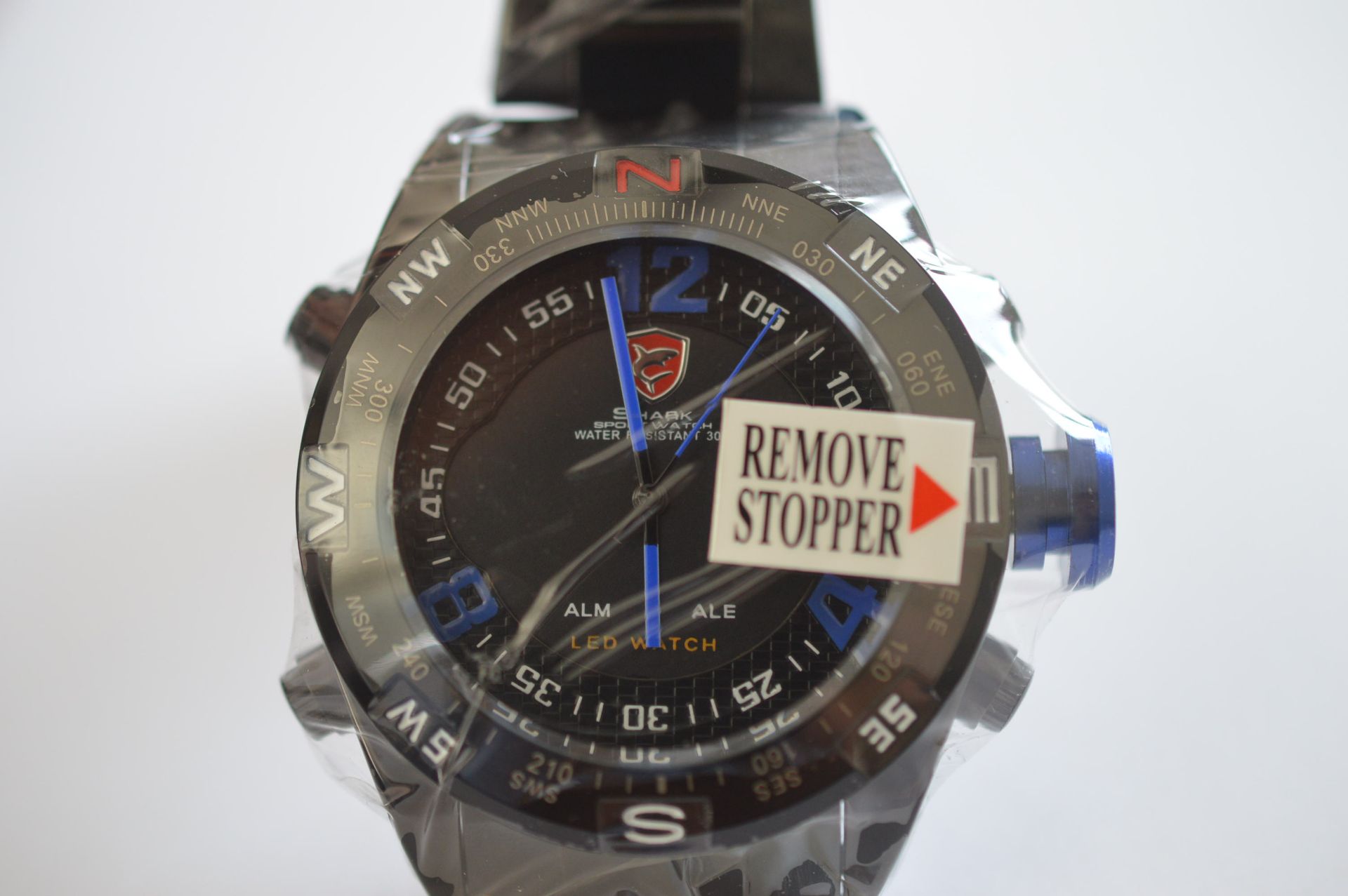 BRAND NEW IN BOX MENS SHARK SPORTS WRIST WATCH - IN GOOD WORKING ORDER *NO VAT* - Image 2 of 8