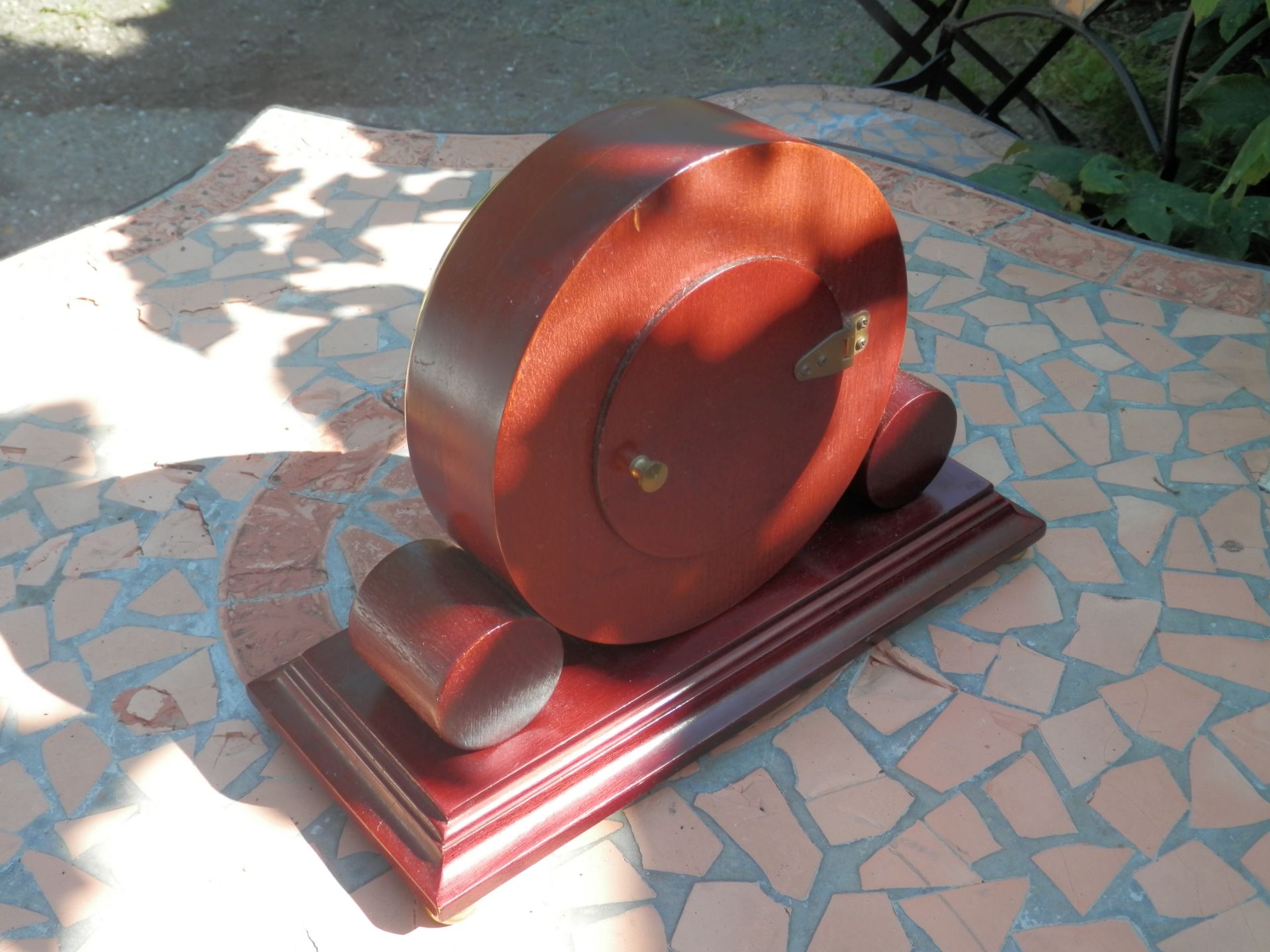 11" WIDE 8" TALL BULOVA QUARTZ WOODEN MANTLE CLOCK. WORKING WELL & KEEPING TIME. - Image 5 of 7