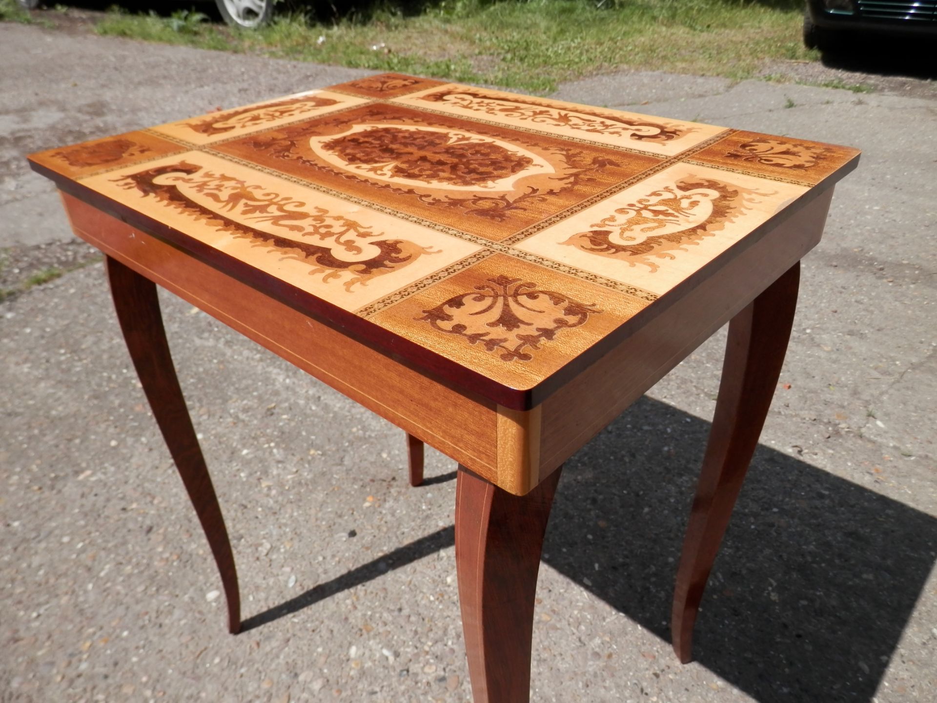 SEE VIDEO. BEAUTIFUL 1960S ITALIAN 13" X 17" MUSICAL TABLE, 20" HIGH, PLAYS "RAINDROPS" WHEN OPENED. - Image 7 of 7