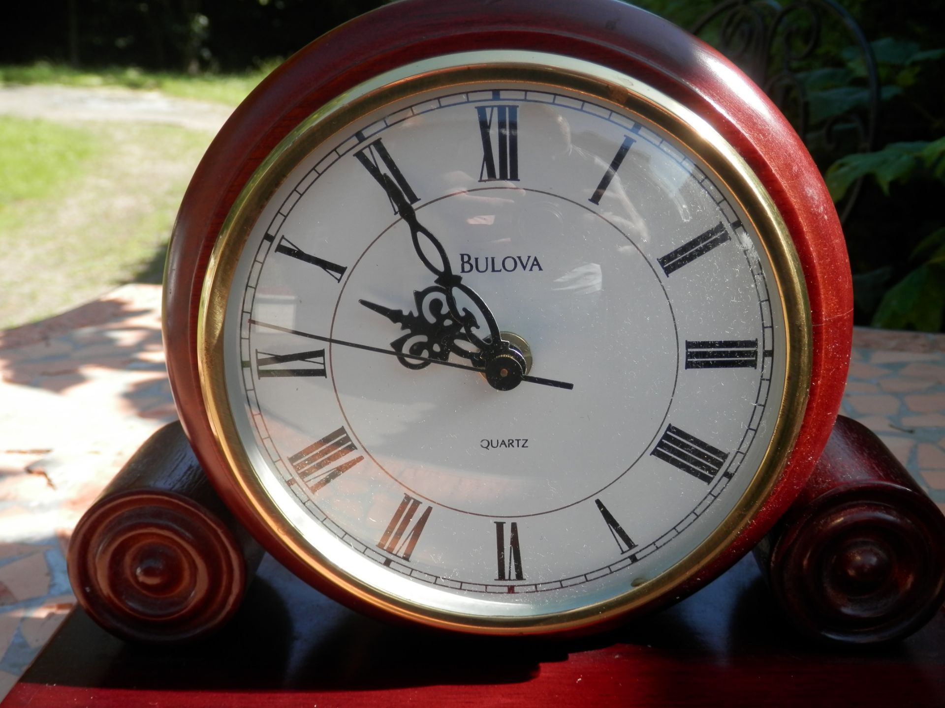 11" WIDE 8" TALL BULOVA QUARTZ WOODEN MANTLE CLOCK. WORKING WELL & KEEPING TIME. - Image 7 of 7