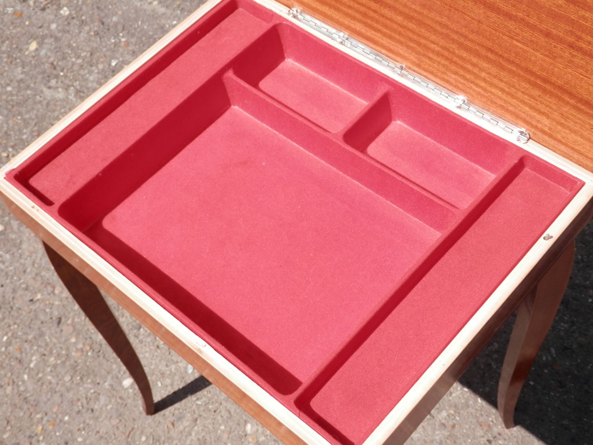 SEE VIDEO. BEAUTIFUL 1960S ITALIAN 13" X 17" MUSICAL TABLE, 20" HIGH, PLAYS "RAINDROPS" WHEN OPENED. - Image 6 of 7