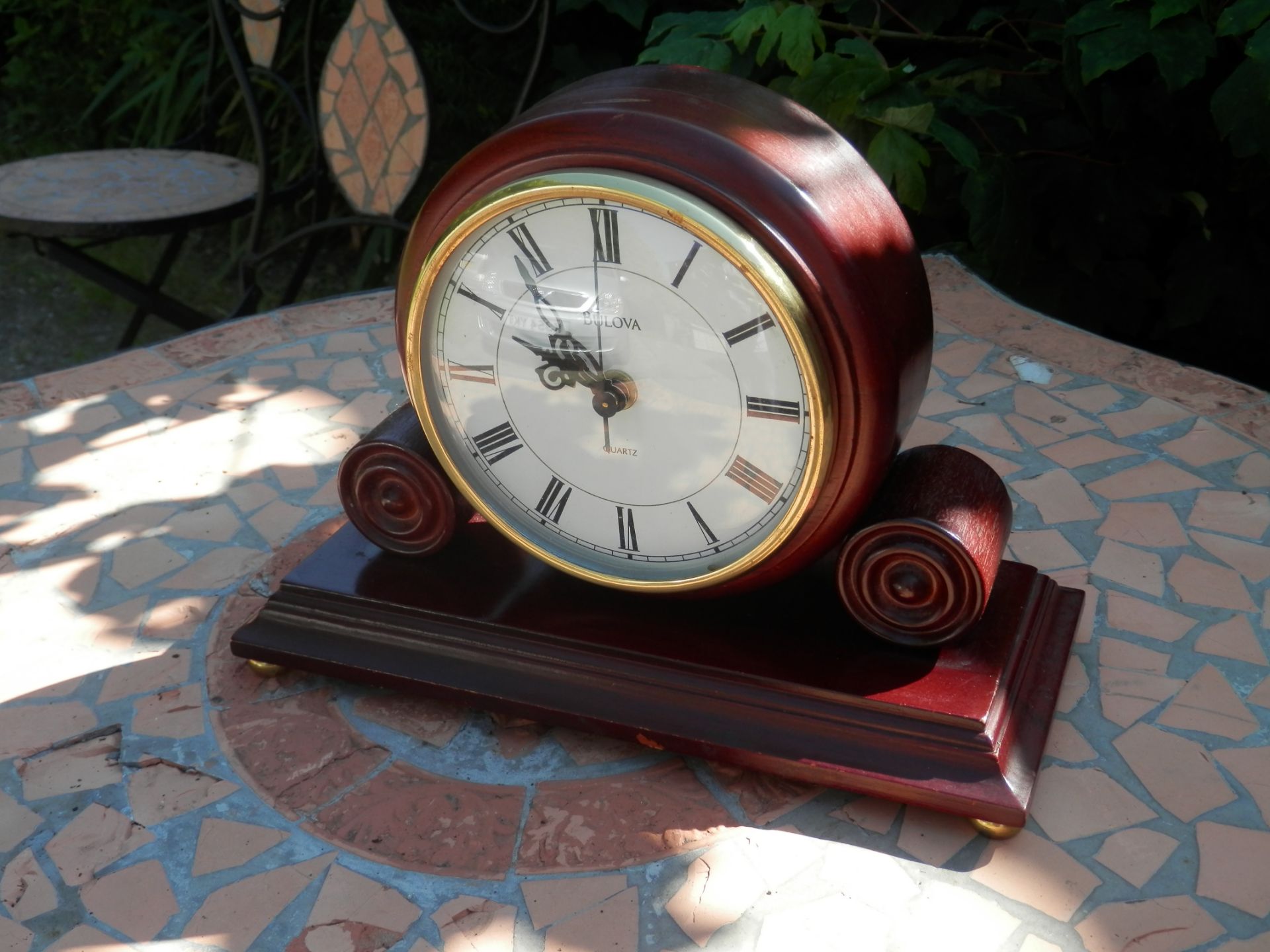 11" WIDE 8" TALL BULOVA QUARTZ WOODEN MANTLE CLOCK. WORKING WELL & KEEPING TIME. - Image 3 of 7