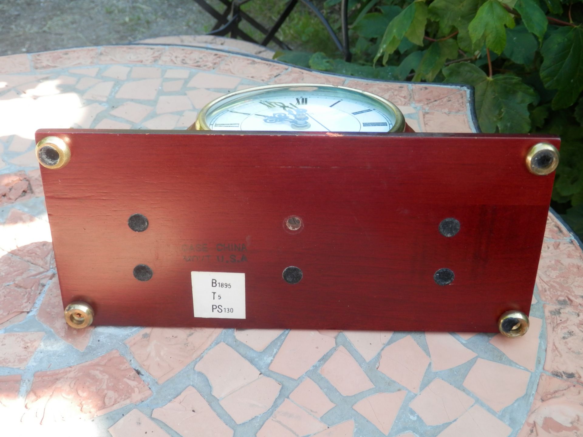 11" WIDE 8" TALL BULOVA QUARTZ WOODEN MANTLE CLOCK. WORKING WELL & KEEPING TIME. - Image 4 of 7