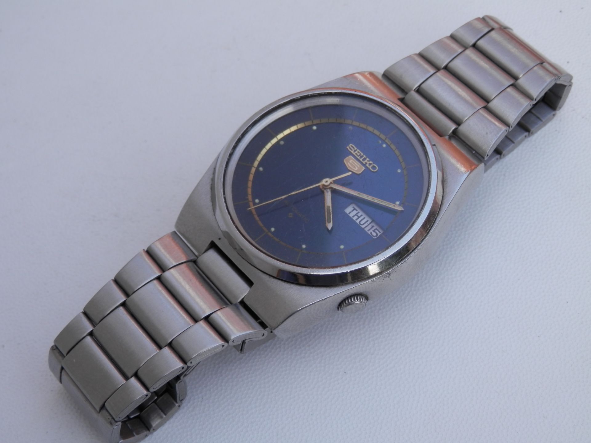 GENTS VINTAGE 1979 SEIKO 5 AUTOMATIC 17 JEWEL DAY/DATE MECHANICAL WATCH. METALLIC BLUE DIAL. - Image 4 of 11