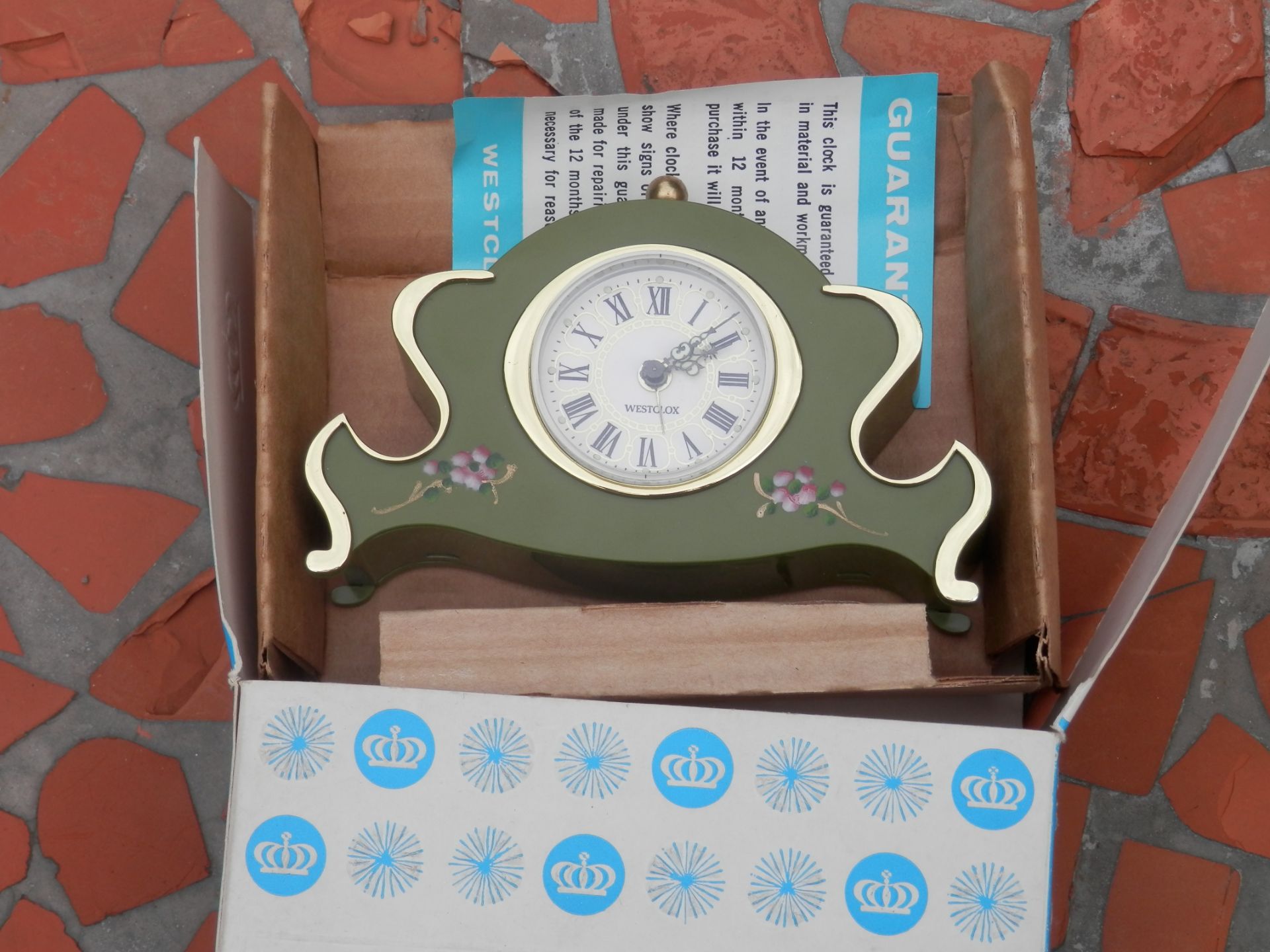 WORKING BOXED NEW OLD STOCK 1960S WESTCLOX CROWN GIFT AVOCADO BAKELITE HAND WIND ALARM CLOCK. - Image 2 of 7