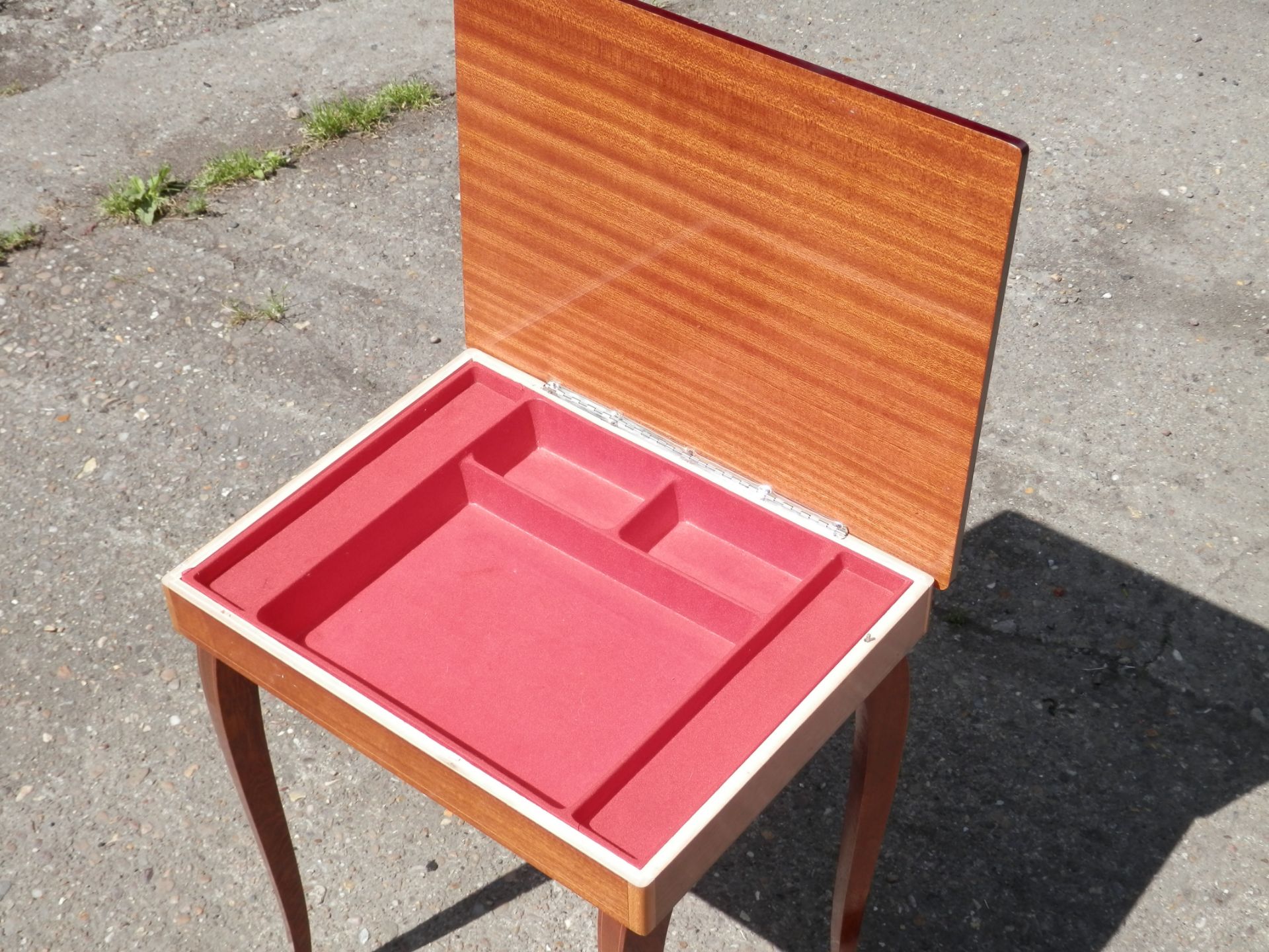 SEE VIDEO. BEAUTIFUL 1960S ITALIAN 13" X 17" MUSICAL TABLE, 20" HIGH, PLAYS "RAINDROPS" WHEN OPENED. - Image 5 of 7