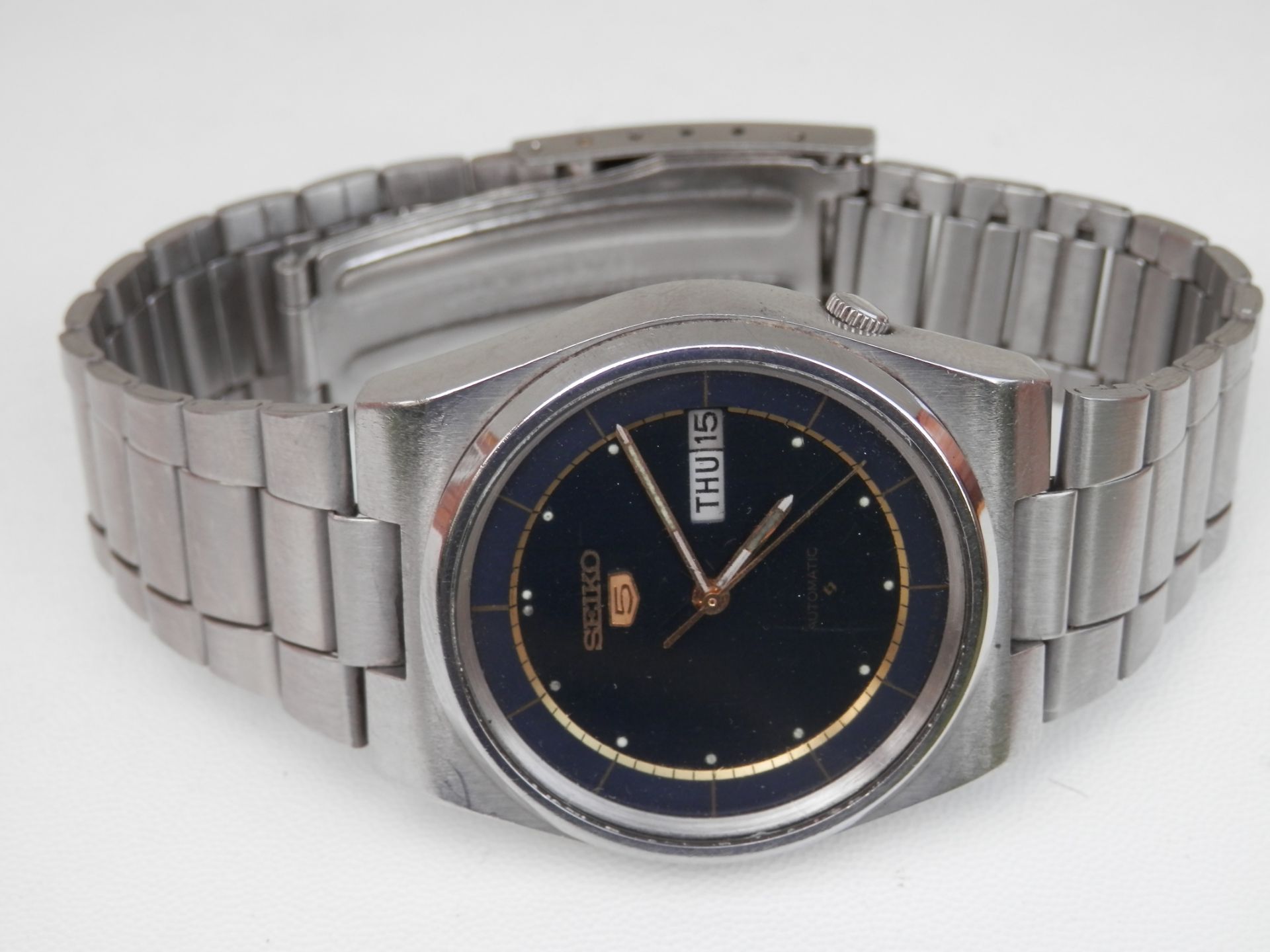 GENTS VINTAGE 1979 SEIKO 5 AUTOMATIC 17 JEWEL DAY/DATE MECHANICAL WATCH. METALLIC BLUE DIAL. - Image 3 of 11