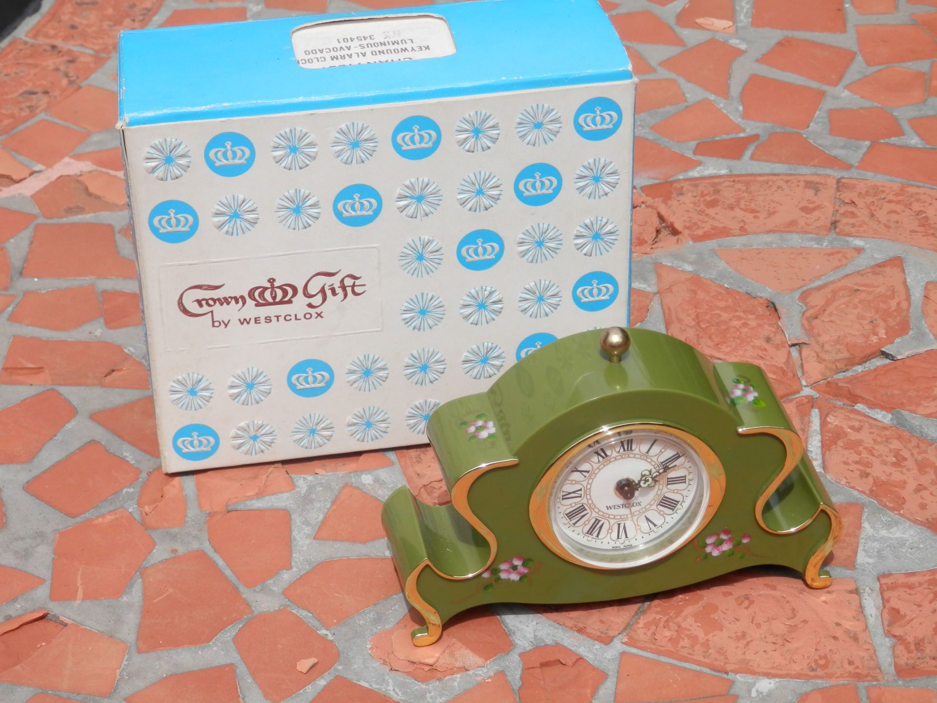 WORKING BOXED NEW OLD STOCK 1960S WESTCLOX CROWN GIFT AVOCADO BAKELITE HAND WIND ALARM CLOCK.