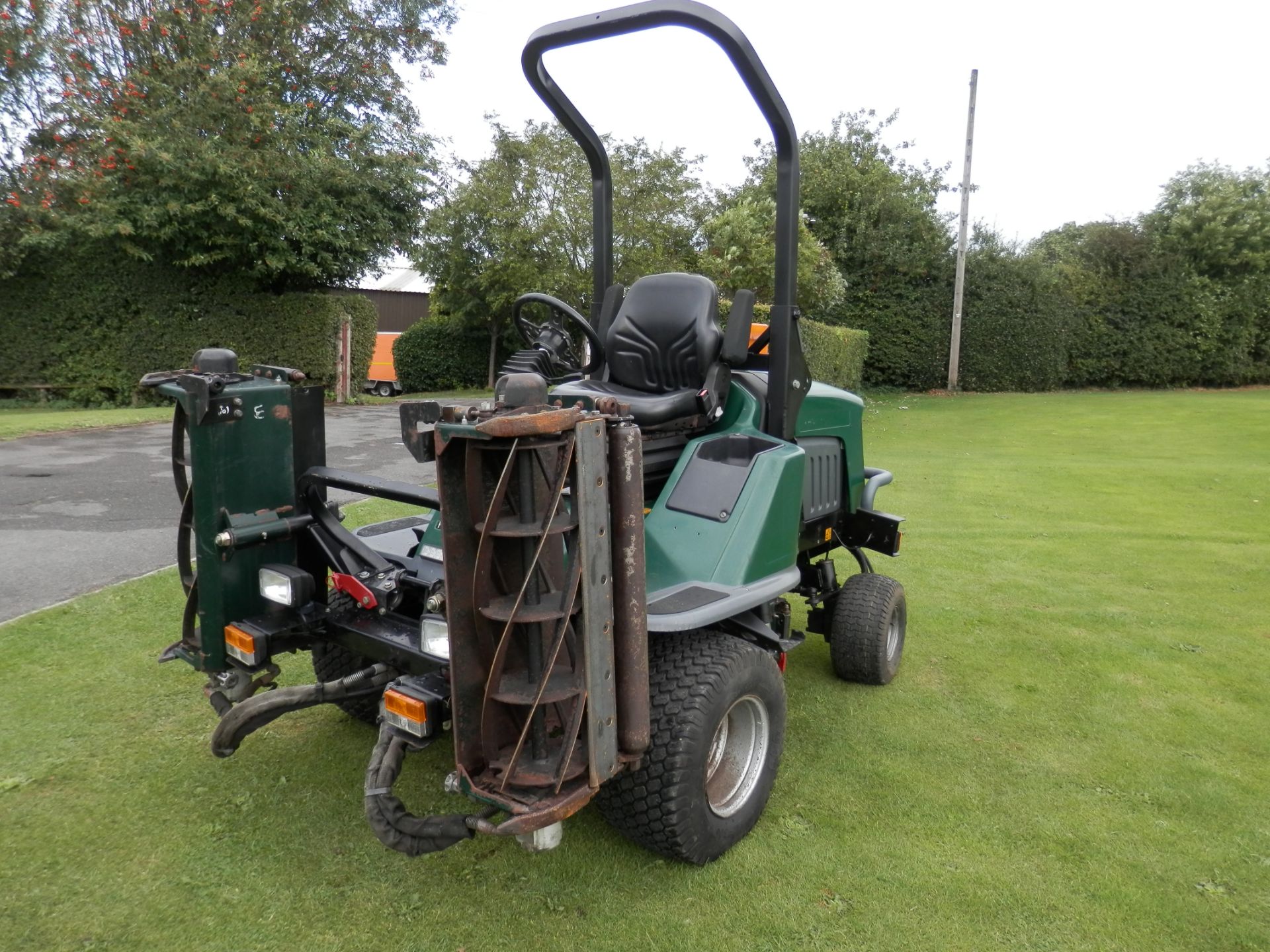 2010 HAYTER RIDE ON GANG MOWER, WIDE CUT, 3 X CYLINDERS. DIESEL ENGINE. 2136 WORKING HOURS ONLY. - Image 5 of 15