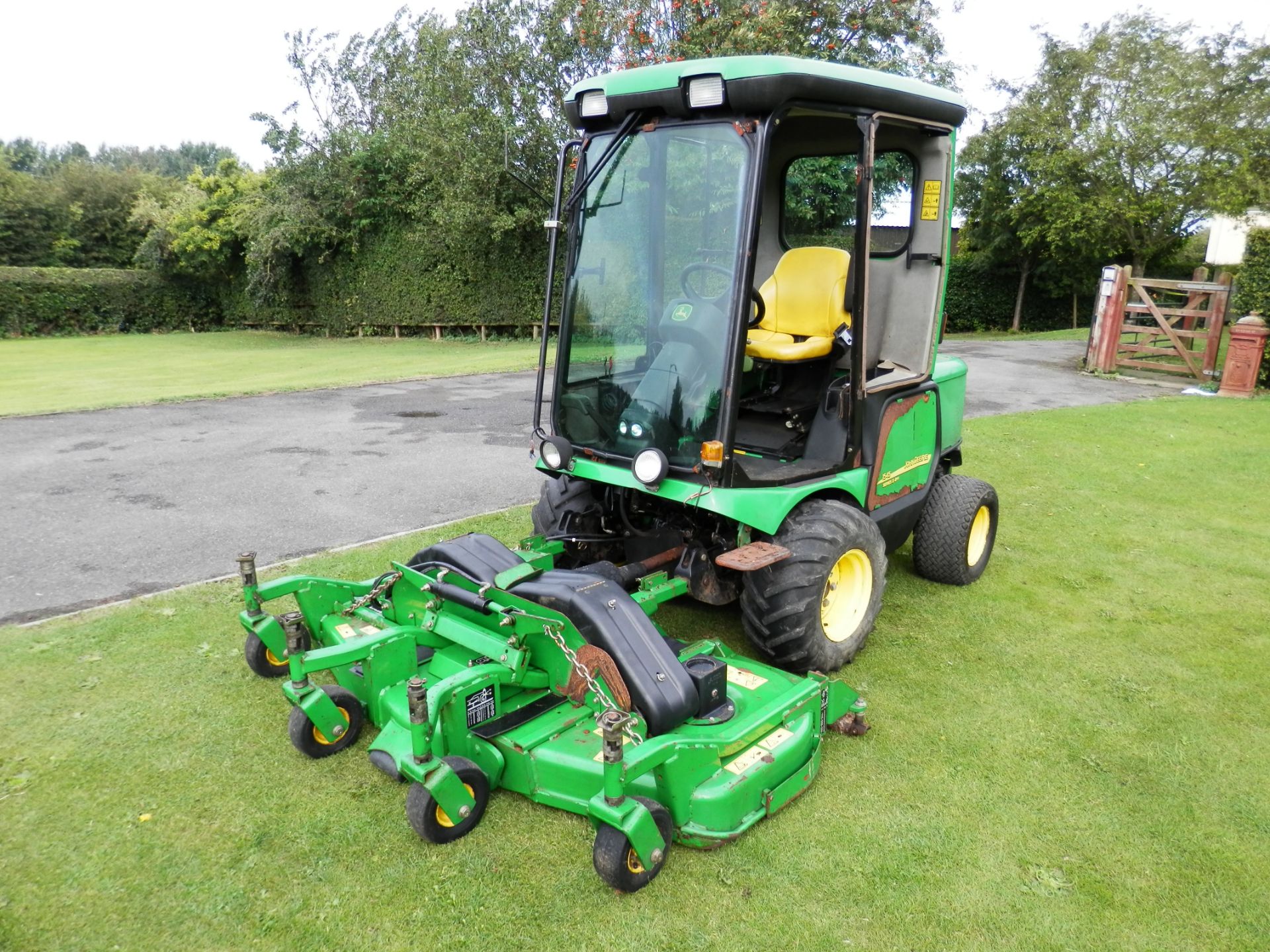 2006 JOHN DEERE 1545 SERIES 2 FRONT DECK 3 BLADE ROTARY MOWER, WIDE CUT AREA FOR LARGE ESTATES. - Image 2 of 15