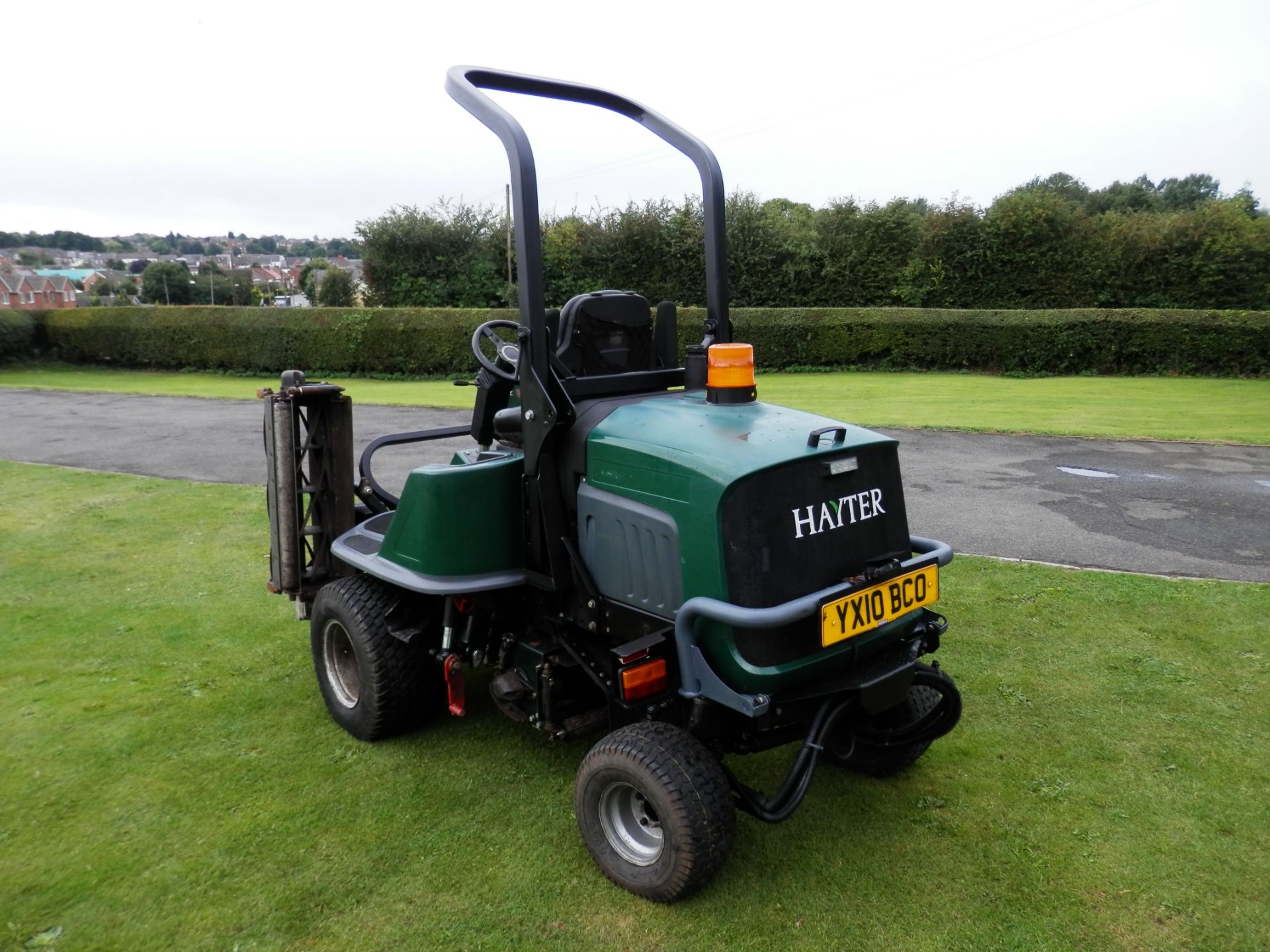 2010 HAYTER RIDE ON GANG MOWER, WIDE CUT, 3 X CYLINDERS. DIESEL ENGINE. 2136 WORKING HOURS ONLY. - Image 6 of 15