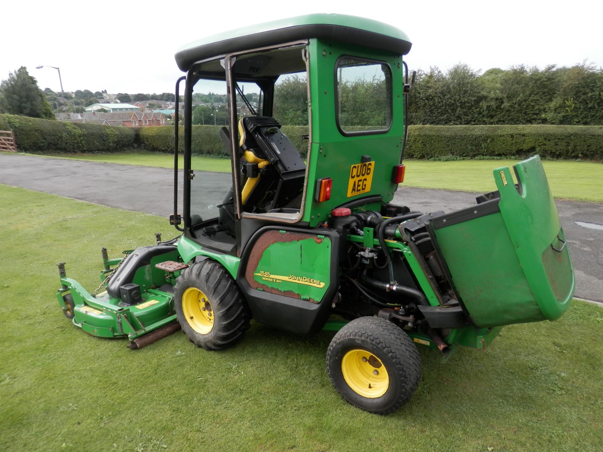 2006 JOHN DEERE 1545 SERIES 2 FRONT DECK 3 BLADE ROTARY MOWER, WIDE CUT AREA FOR LARGE ESTATES. - Bild 8 aus 15