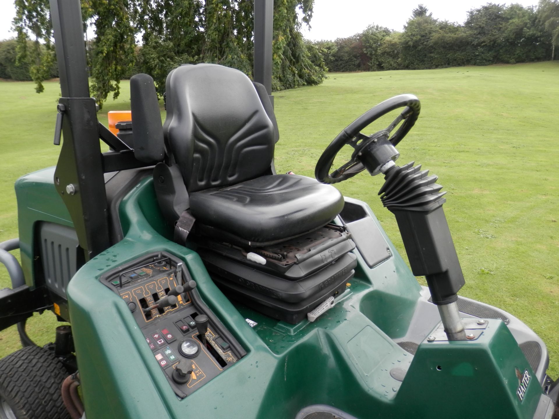 2010 HAYTER RIDE ON GANG MOWER, WIDE CUT, 3 X CYLINDERS. DIESEL ENGINE. 2136 WORKING HOURS ONLY. - Image 12 of 15