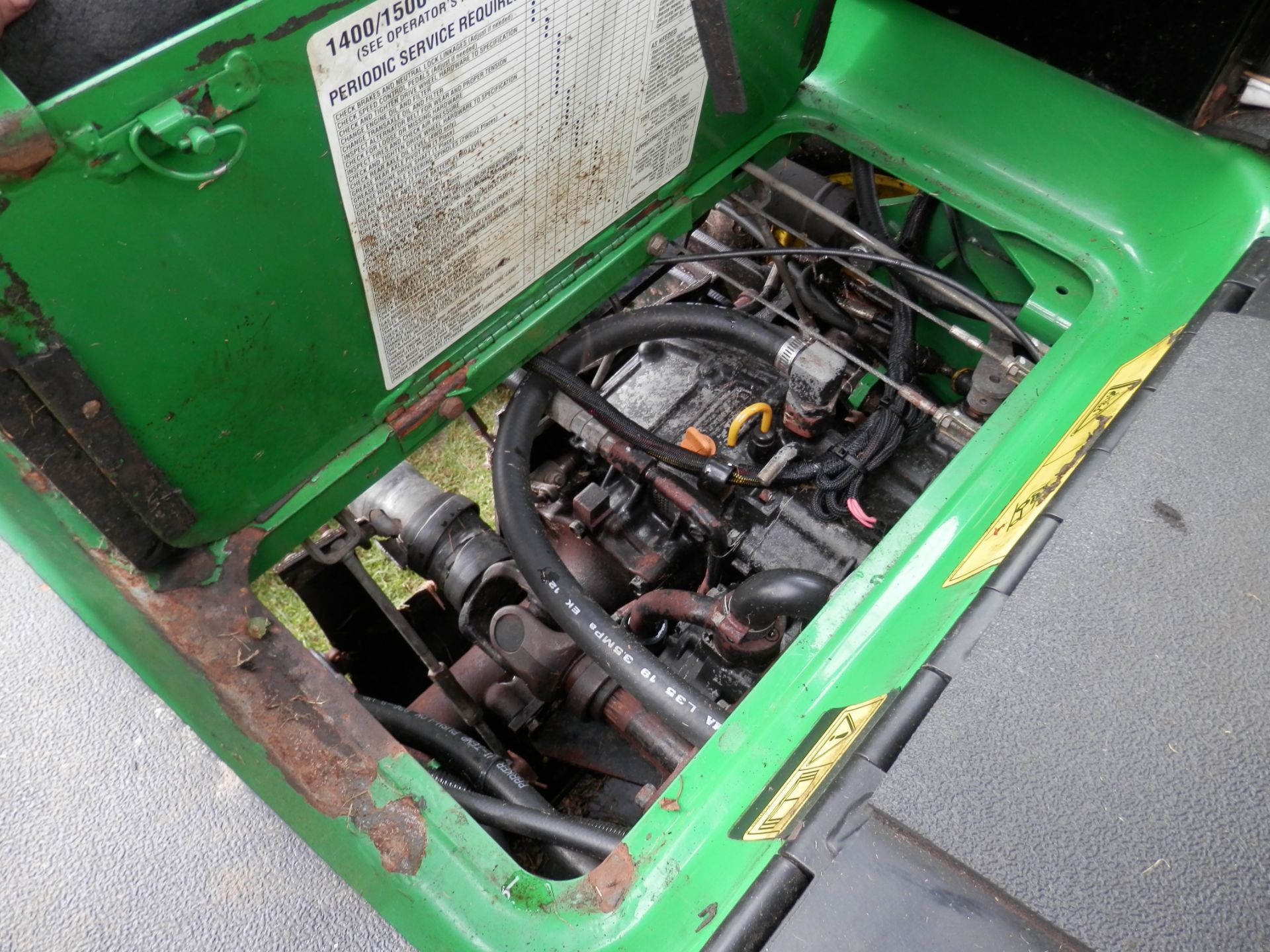 2006 JOHN DEERE 1545 SERIES 2 FRONT DECK 3 BLADE ROTARY MOWER, WIDE CUT AREA FOR LARGE ESTATES. - Image 10 of 15