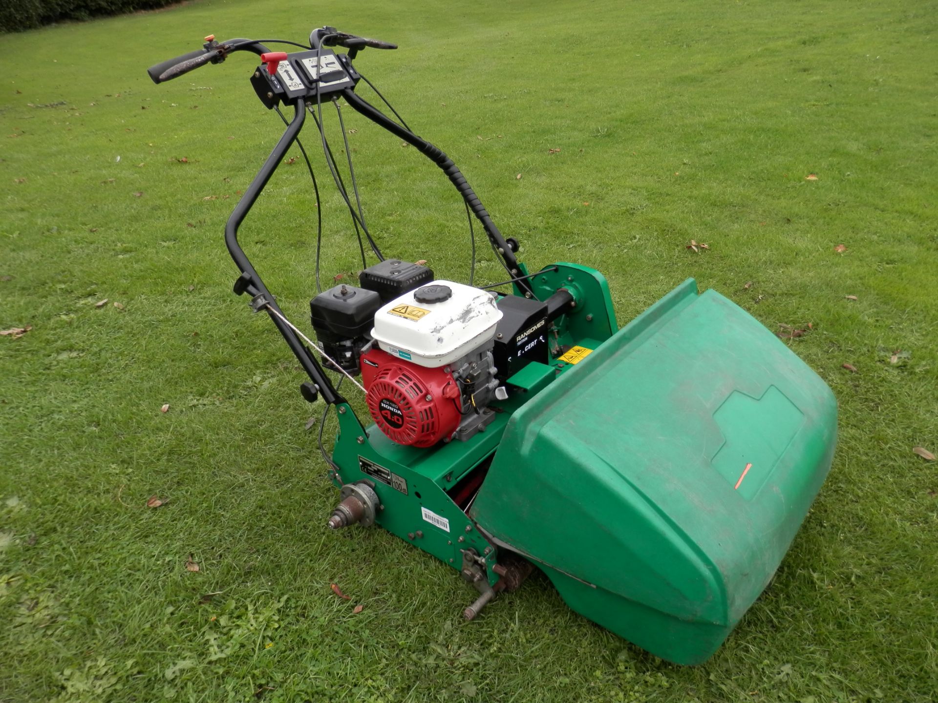 2004 WORKING RANSOMES SUPER CERTES 61CM CUT SELF PROPELLED HONDA ENGINED MOWER.