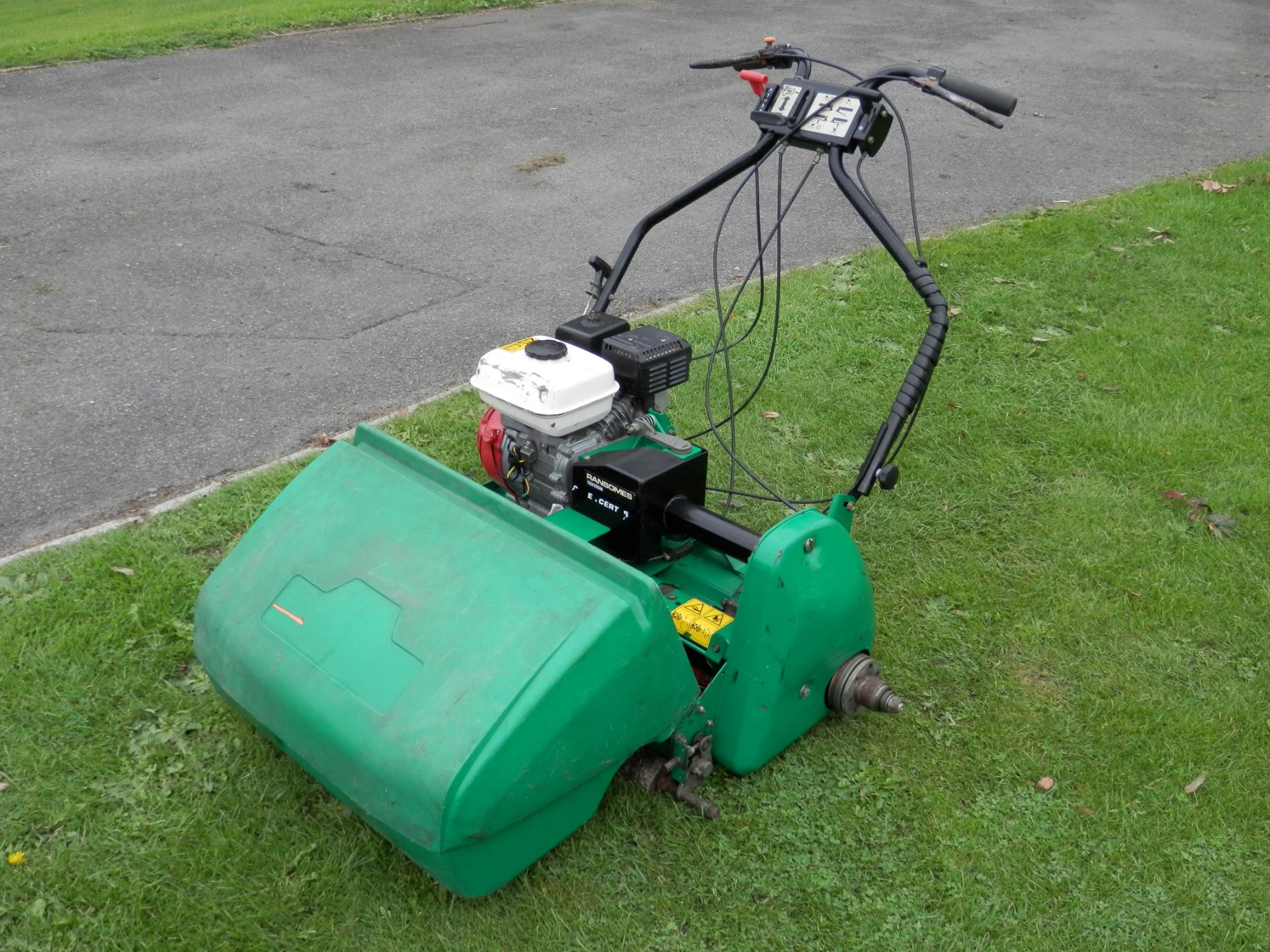 2004 WORKING RANSOMES SUPER CERTES 61CM CUT SELF PROPELLED HONDA ENGINED MOWER. - Image 6 of 10