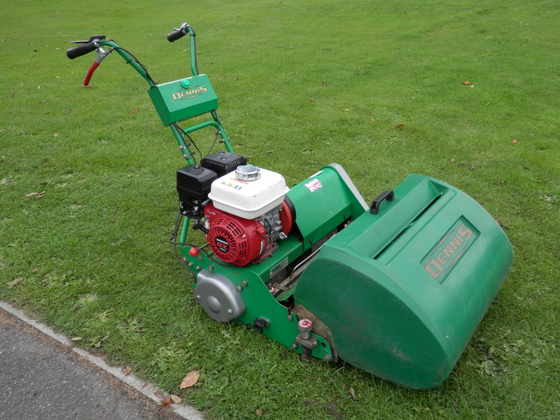 2009 FULLY WORKING DENNIS FT610 HONDA GX160 4 STROKE SELF PROPELLED SPORTS FIELD MOWER. QUALITY CUT