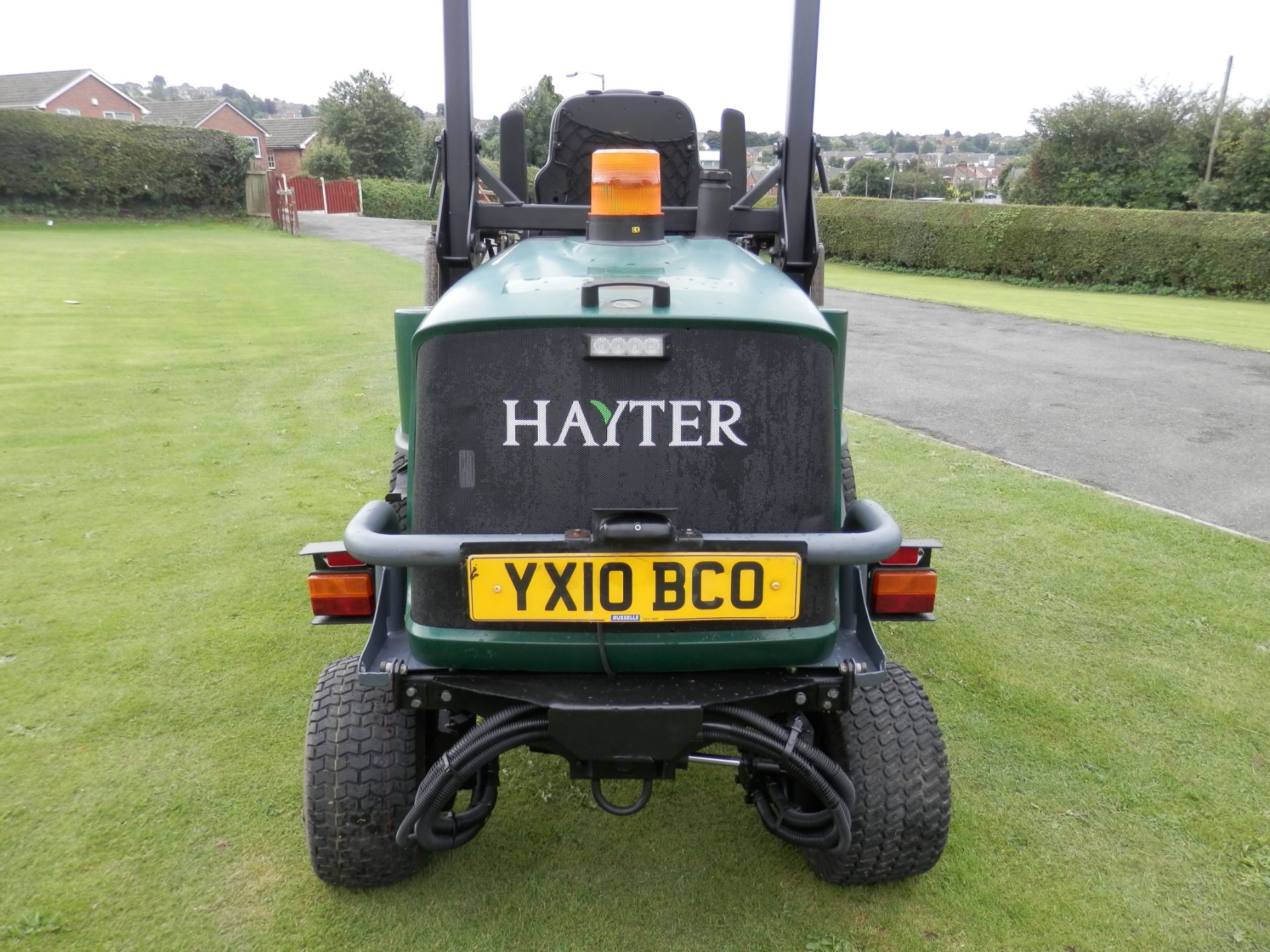 2010 HAYTER RIDE ON GANG MOWER, WIDE CUT, 3 X CYLINDERS. DIESEL ENGINE. 2136 WORKING HOURS ONLY. - Image 7 of 15