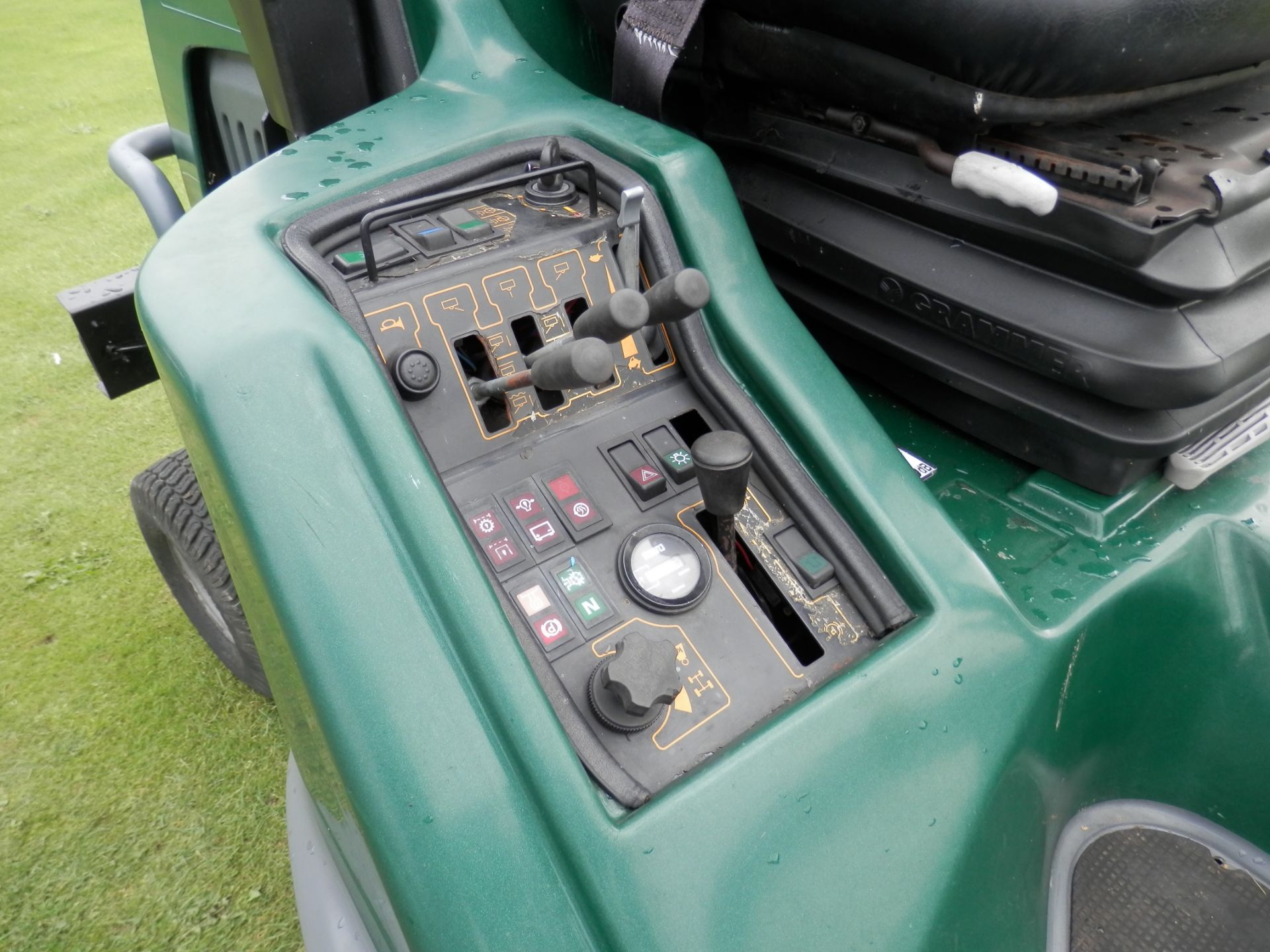 2010 HAYTER RIDE ON GANG MOWER, WIDE CUT, 3 X CYLINDERS. DIESEL ENGINE. 2136 WORKING HOURS ONLY. - Image 11 of 15