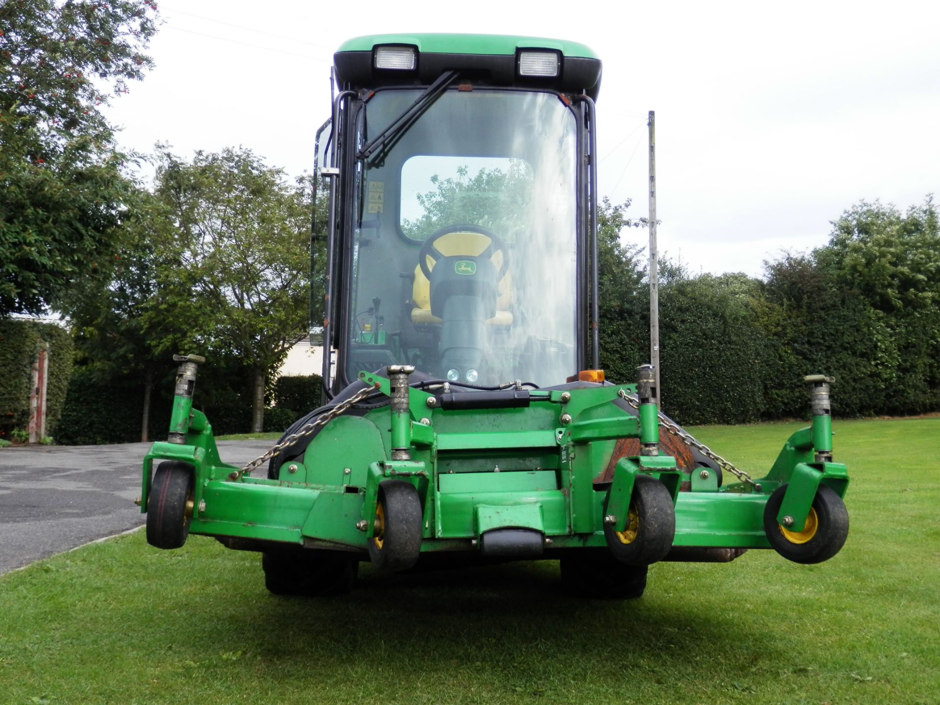 2006 JOHN DEERE 1545 SERIES 2 FRONT DECK 3 BLADE ROTARY MOWER, WIDE CUT AREA FOR LARGE ESTATES. - Image 3 of 15