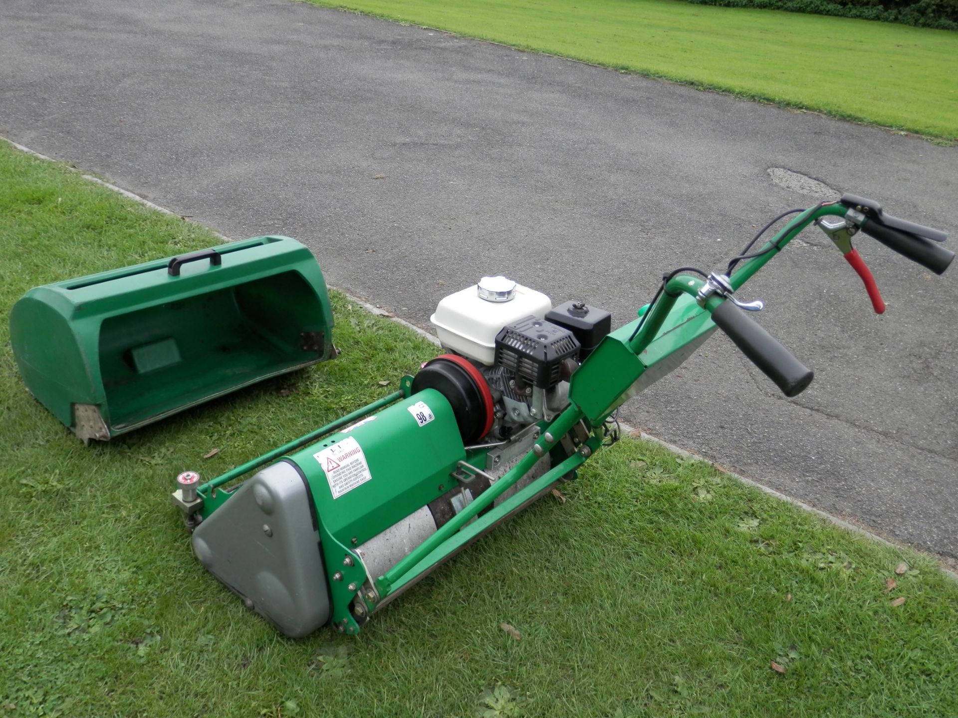 2009 FULLY WORKING DENNIS FT610 HONDA GX160 4 STROKE SELF PROPELLED SPORTS FIELD MOWER. QUALITY CUT - Image 8 of 10