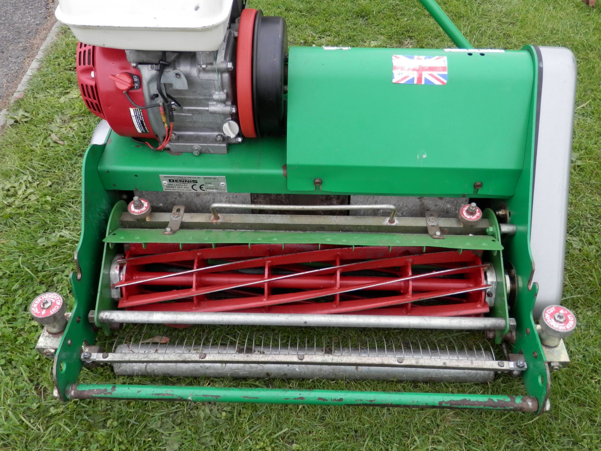 2009 FULLY WORKING DENNIS FT610 HONDA GX160 4 STROKE SELF PROPELLED SPORTS FIELD MOWER. QUALITY CUT - Image 6 of 10