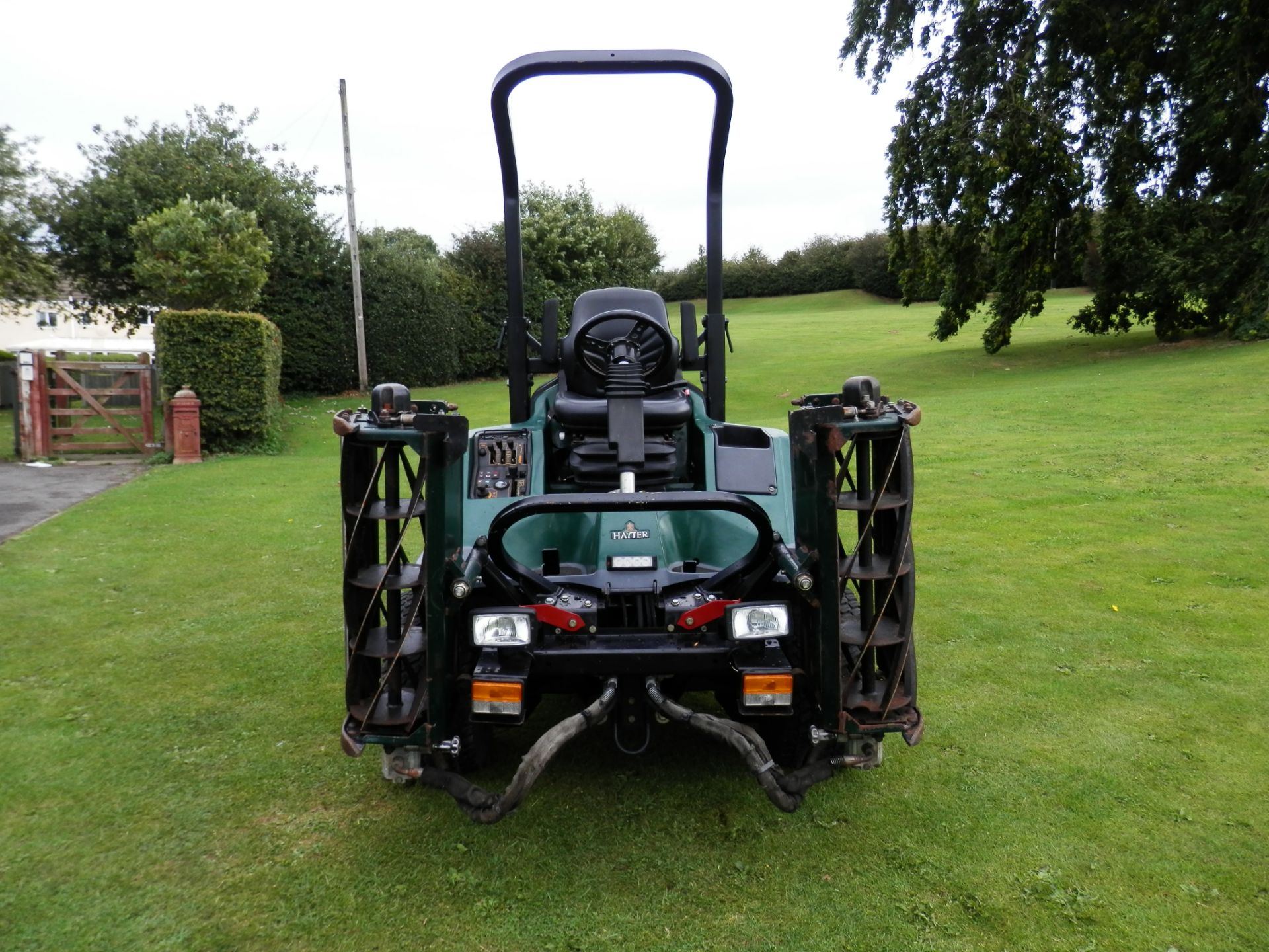 2010 HAYTER RIDE ON GANG MOWER, WIDE CUT, 3 X CYLINDERS. DIESEL ENGINE. 2136 WORKING HOURS ONLY. - Image 4 of 15