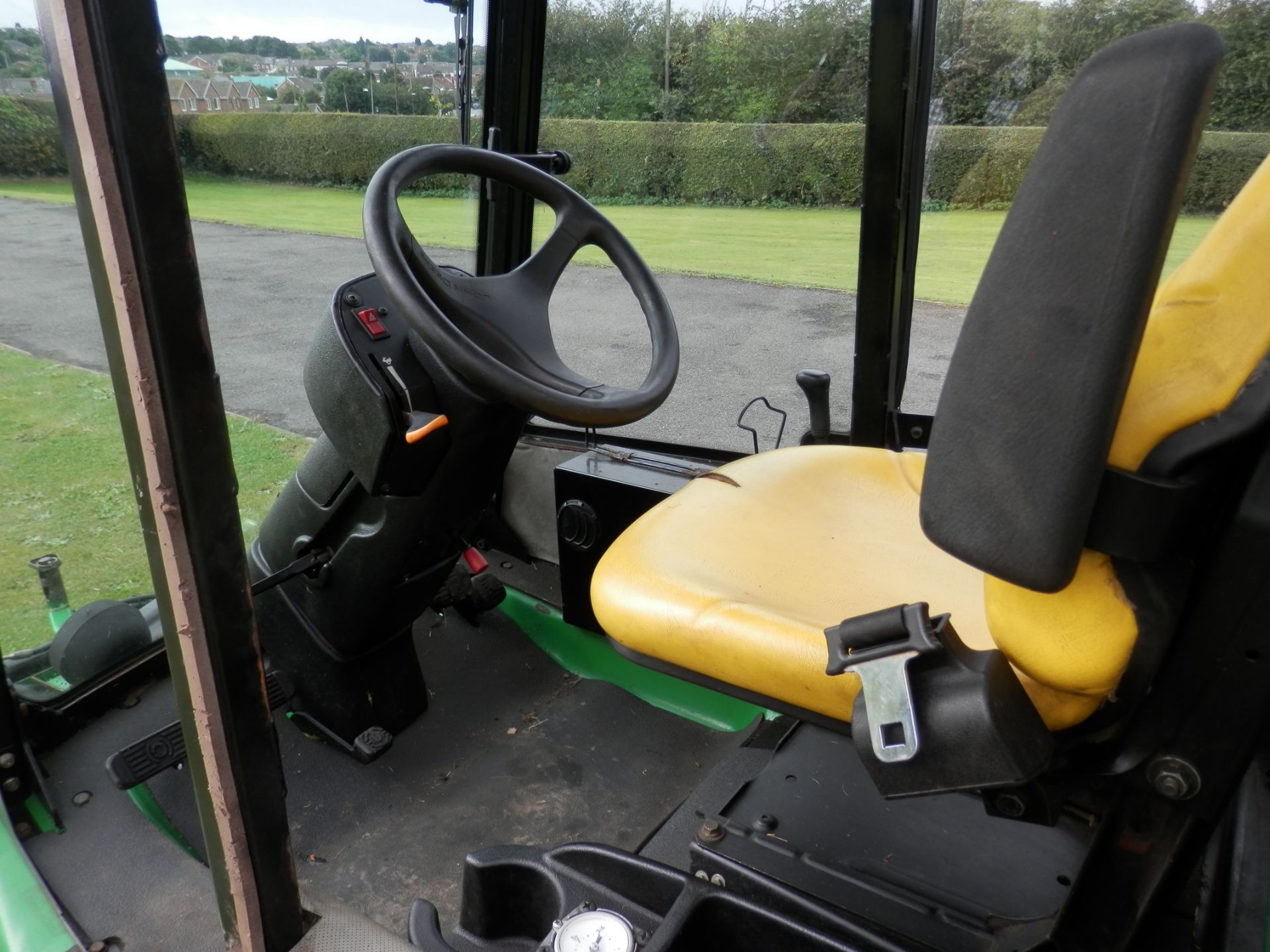 2006 JOHN DEERE 1545 SERIES 2 FRONT DECK 3 BLADE ROTARY MOWER, WIDE CUT AREA FOR LARGE ESTATES. - Image 11 of 15