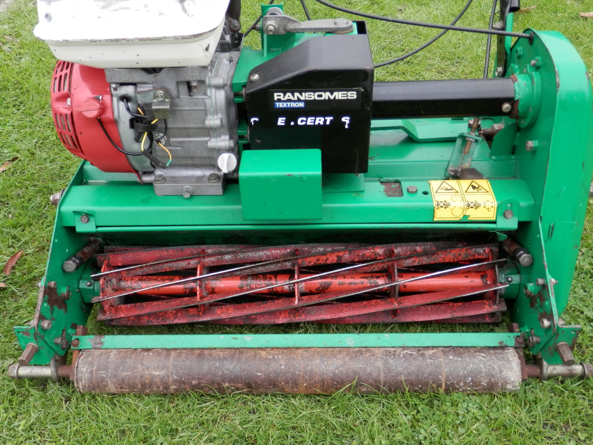 2004 WORKING RANSOMES SUPER CERTES 61CM CUT SELF PROPELLED HONDA ENGINED MOWER. - Image 9 of 10