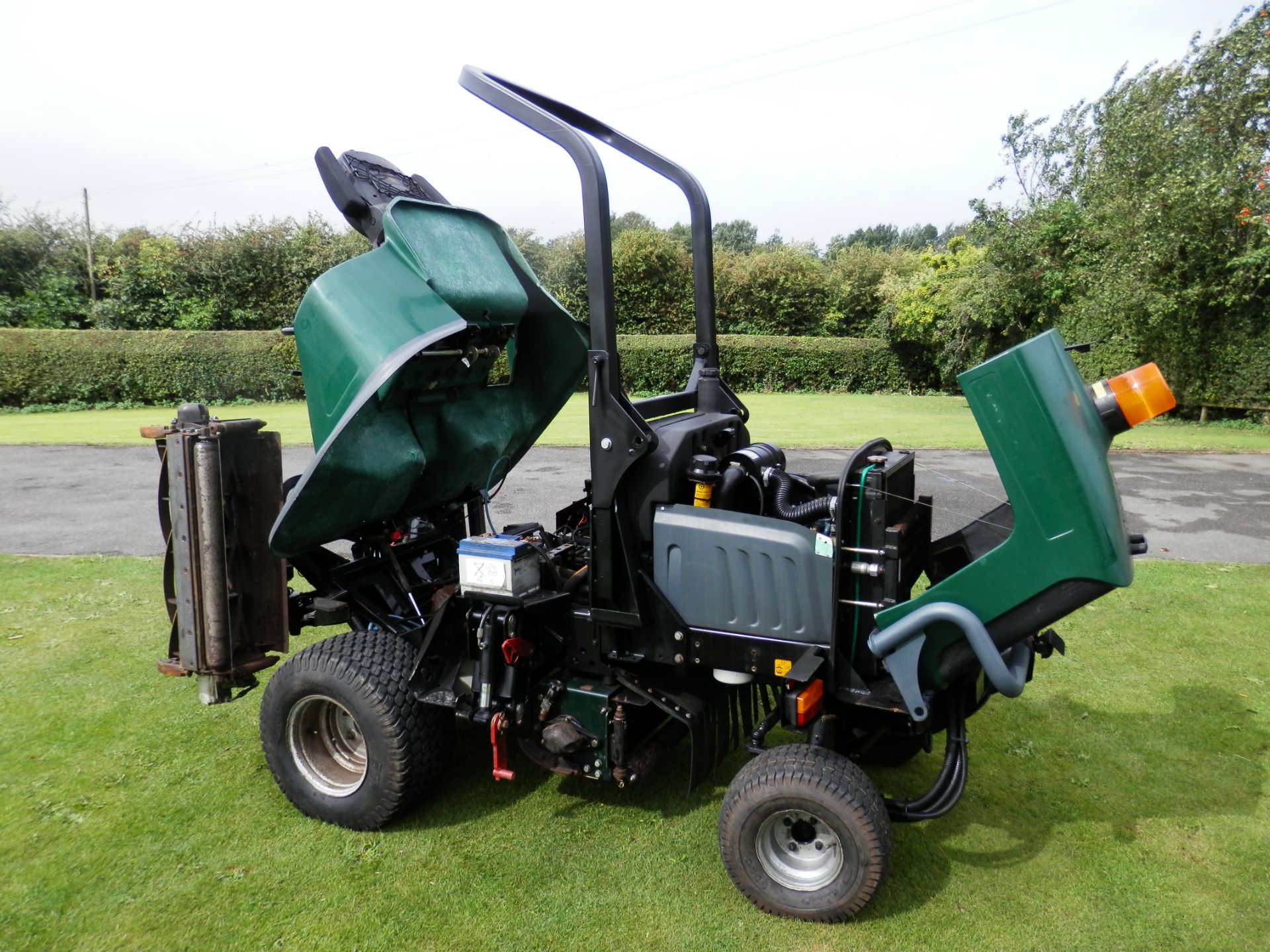 2010 HAYTER RIDE ON GANG MOWER, WIDE CUT, 3 X CYLINDERS. DIESEL ENGINE. 2136 WORKING HOURS ONLY. - Image 9 of 15