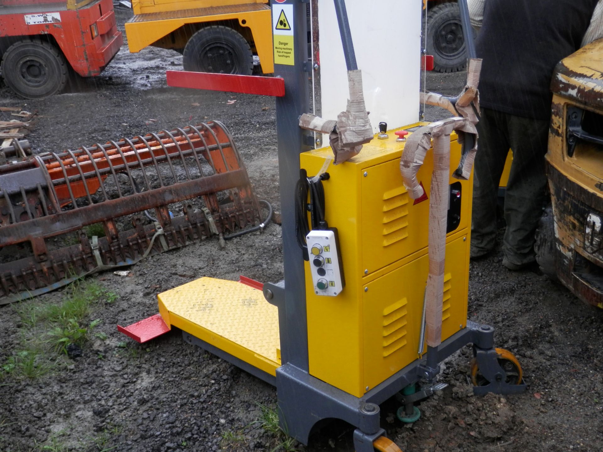 NEW WARRIOR 12V ELECTRIC PALLET TRUCK, 5 AVAILABLE. 250KG LIFT CAPACITY, 1000MM. - Image 3 of 5