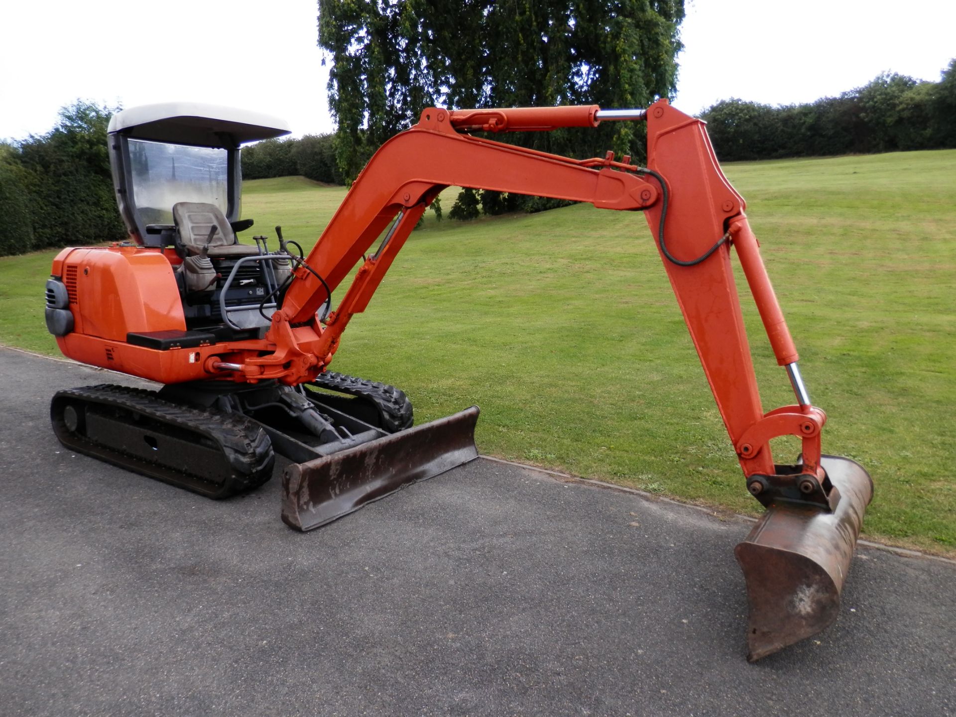 FULLY WORKING HITACHI DIESEL EX30 - 2 DIGGER, 3180 KG. 23.5 PS, 4.5 KPH. 3274 HOURS, NO VAT !!