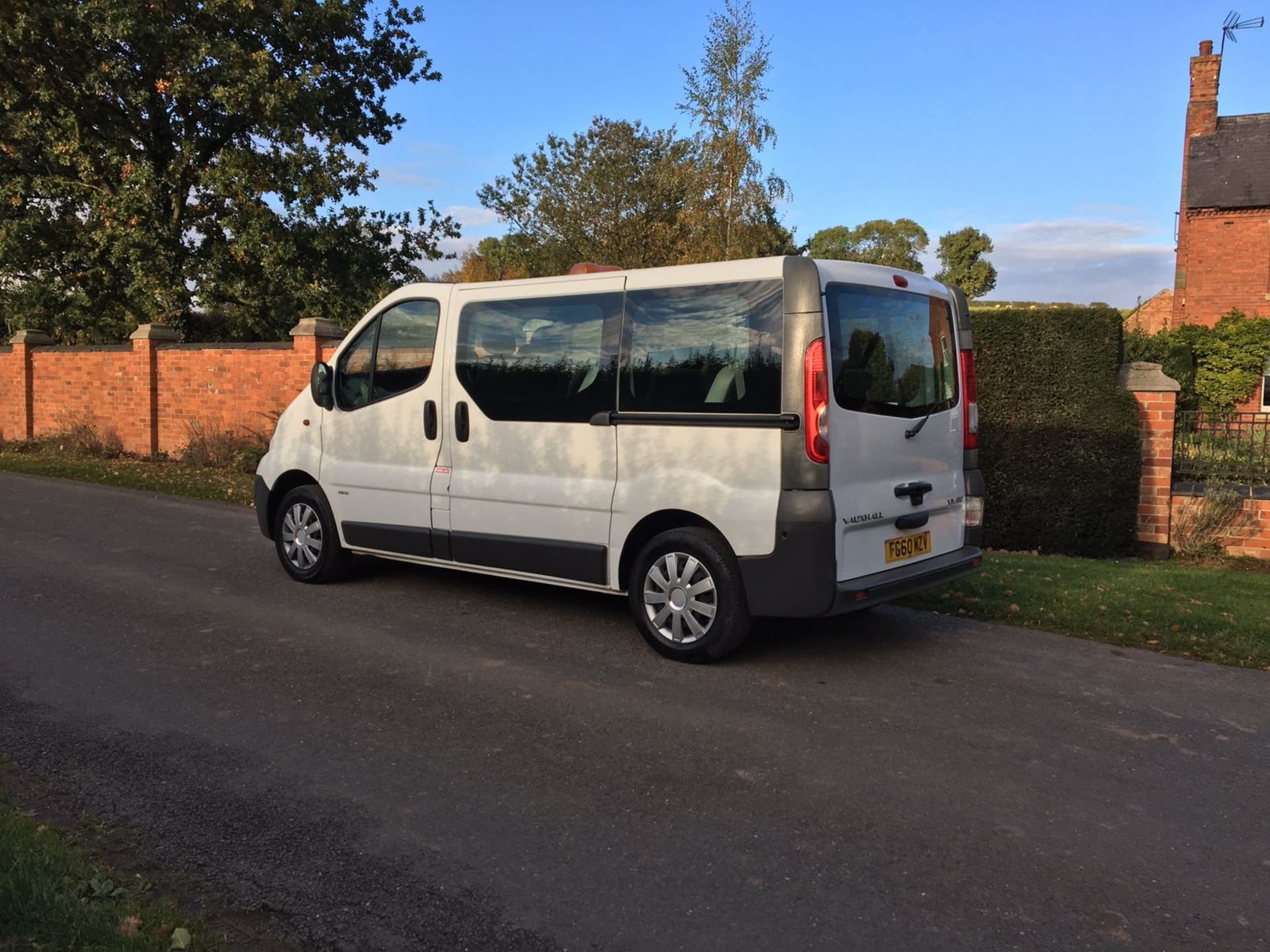 2010/60 REG VAUXHALL VIVARO COMBI SWB 9 SEATER, SHOWING 1 OWNER *NO VAT* - Image 4 of 14