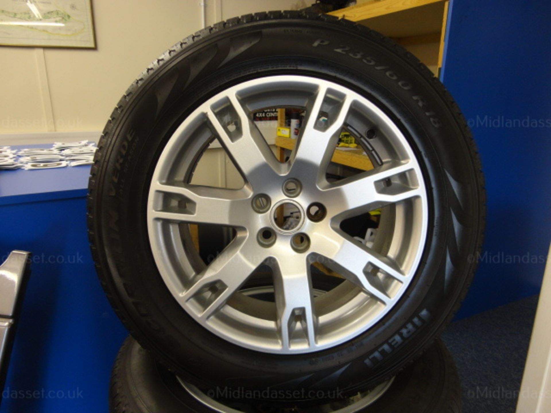 4 x 18" LAND ROVER DISCOVERY ALLOY WHEELS