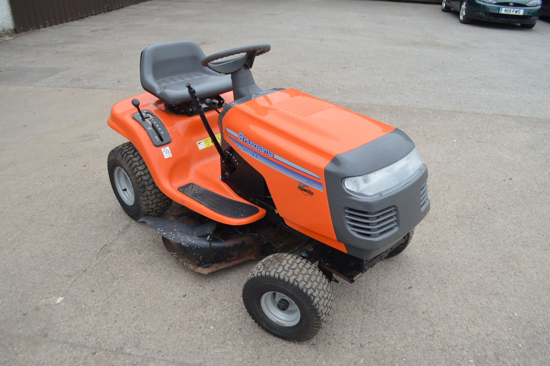 HUSQVARNA LT 125 5 SPEED RIDE-ON LAWN MOWER *NO VAT*