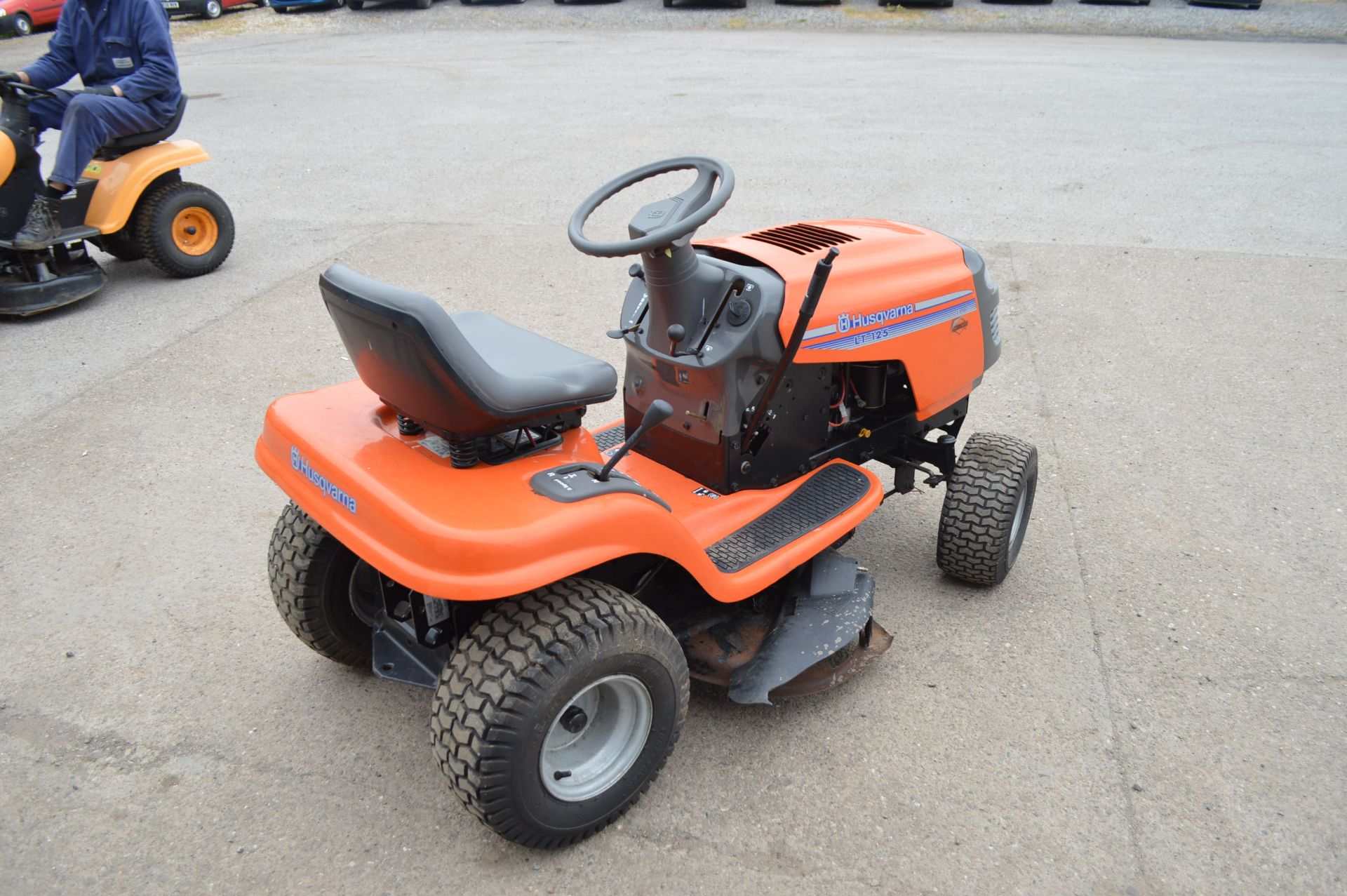 HUSQVARNA LT 125 5 SPEED RIDE-ON LAWN MOWER *NO VAT* - Image 4 of 9