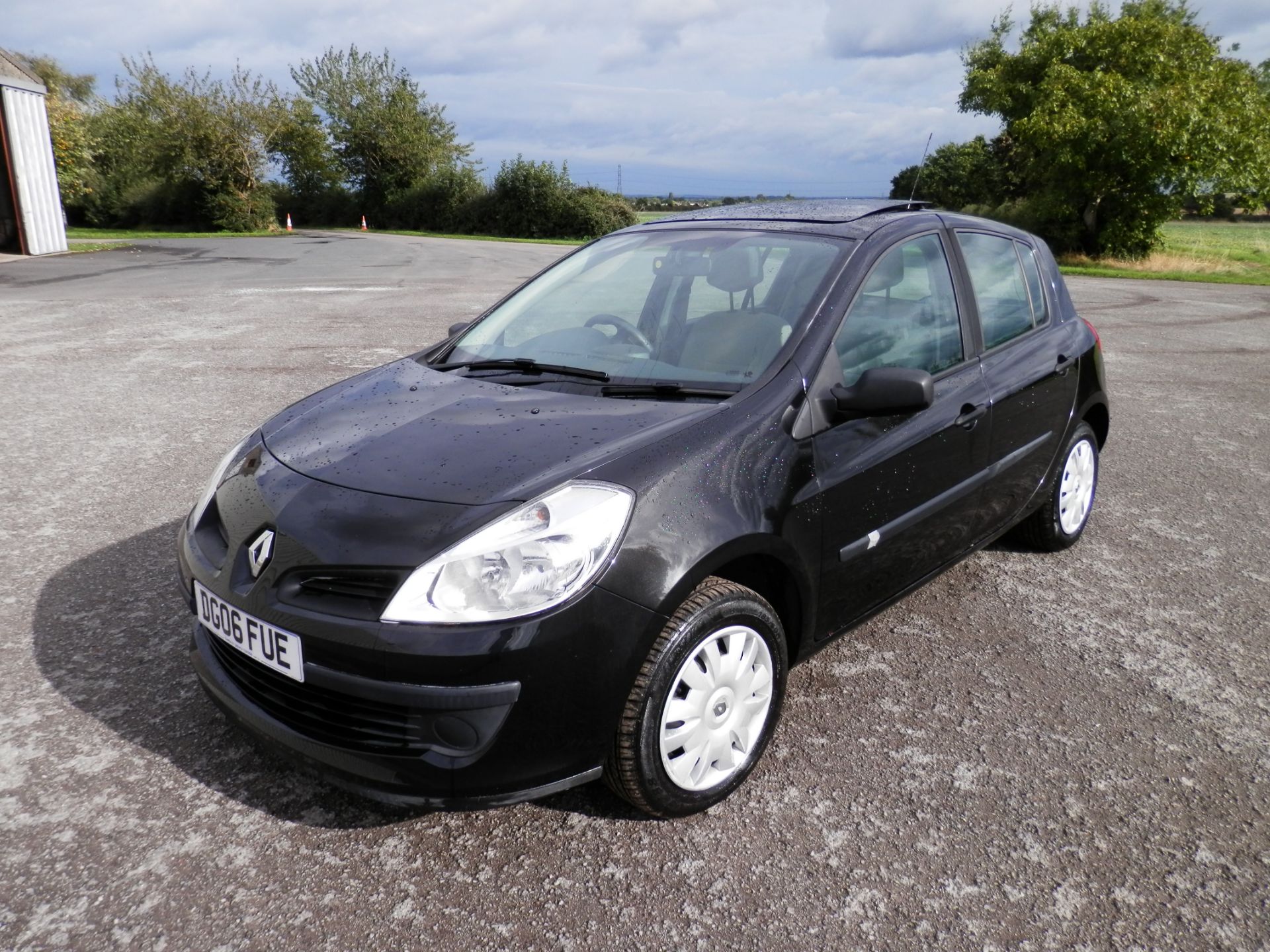 06/2006 RENAULT CLIO (FACELIFT MODEL) 1.4 EXPRESSION 16 VALVE, AIR CON, ONLY 47K MILES WARRANTED.