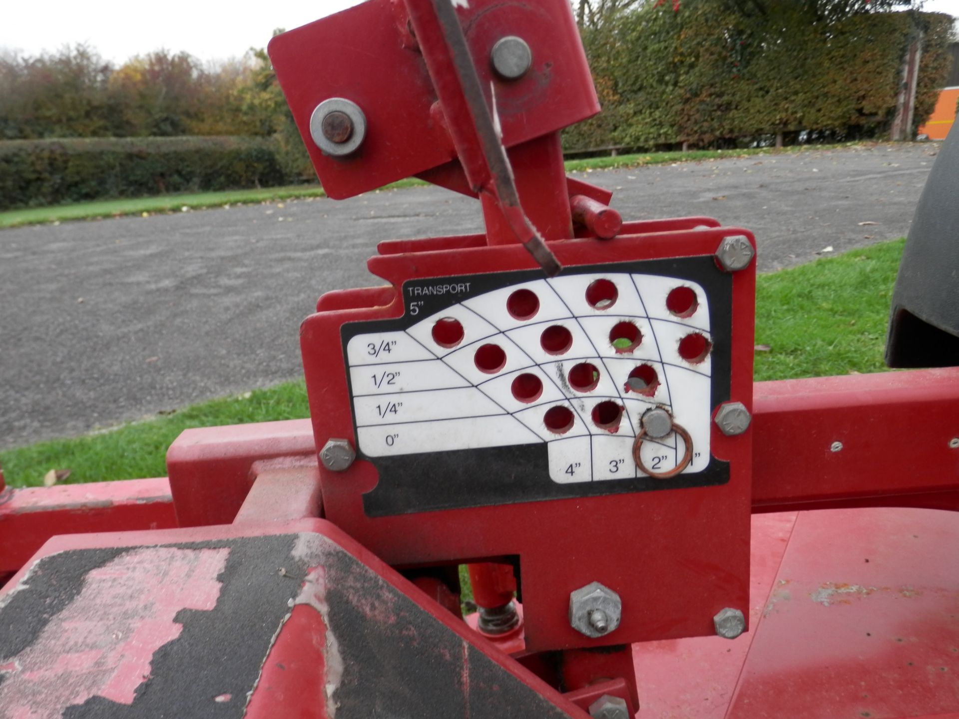 FULLY WORKING FERRIS IS3000 62" CUT RIDE ON ROTARY 25 BHP ENGINED RIDE ON MOWER. - Image 11 of 16