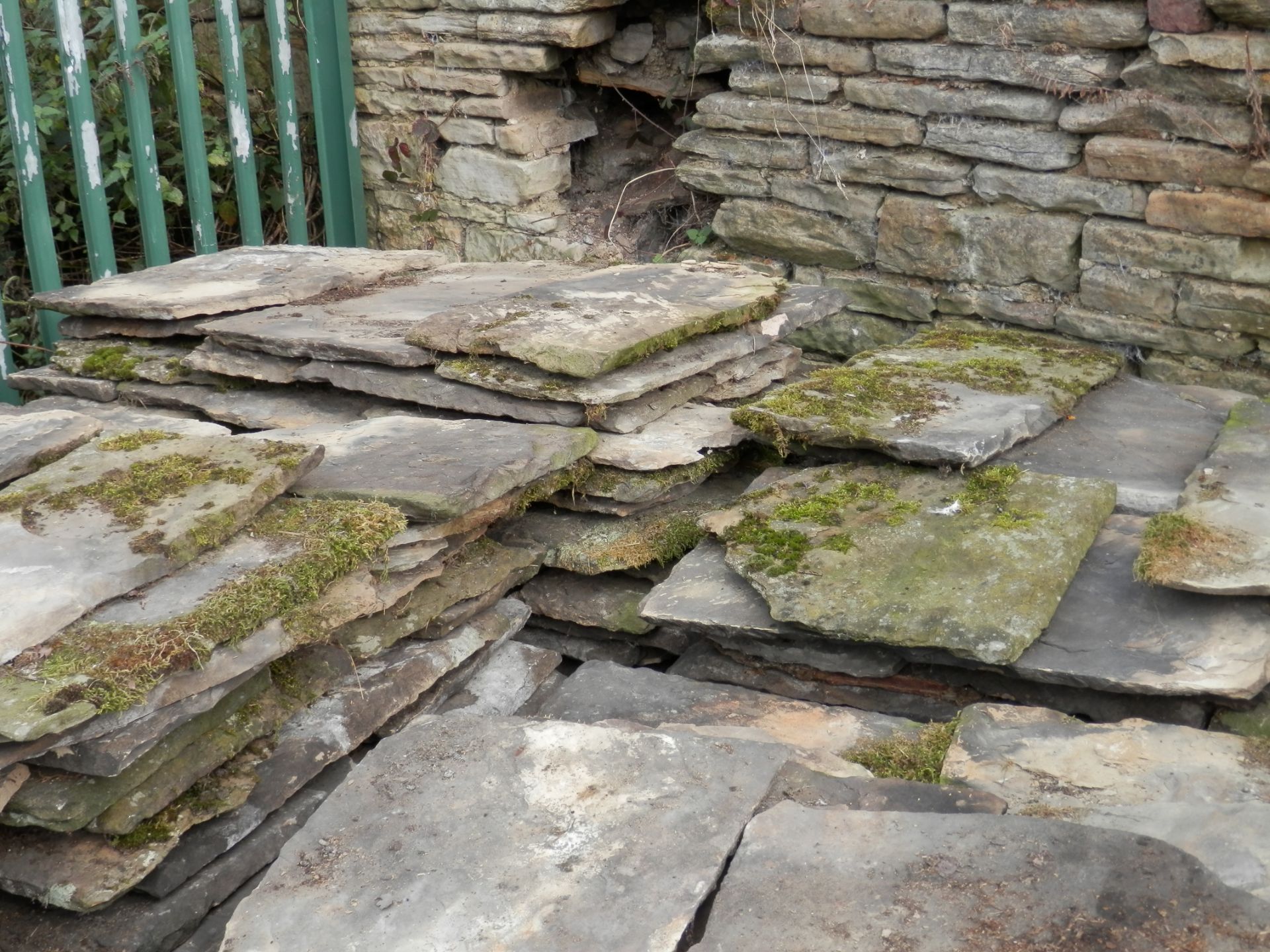 6 X LARGE PALLETS OF LARGE SANDSTONE ROOF TILES, COLLECTION FROM KILLAMARSH NEAR CHESTERFIELD. - Image 6 of 6