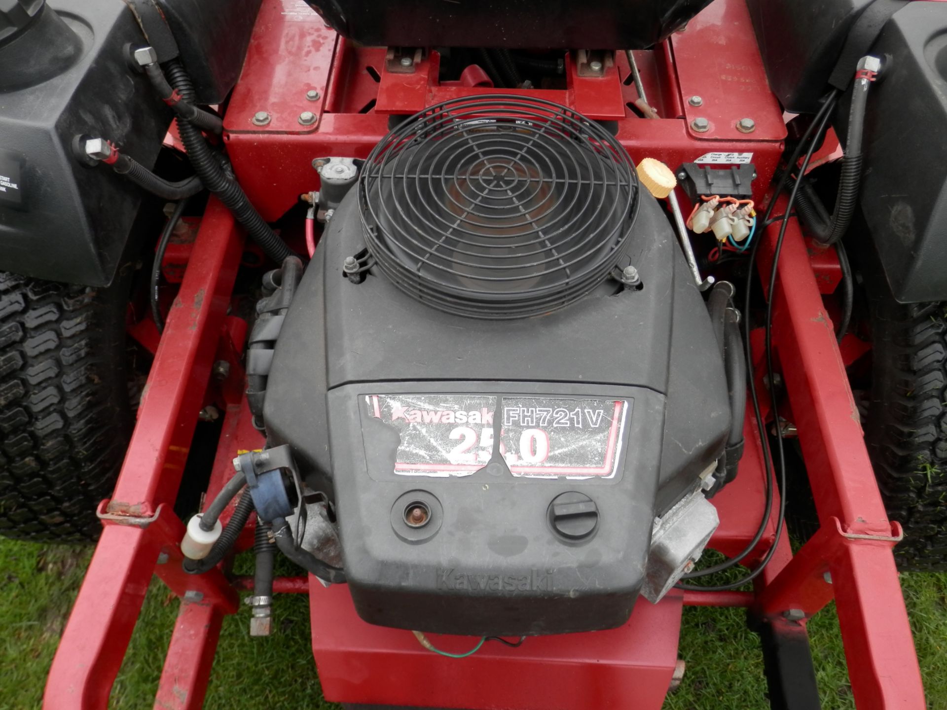 FULLY WORKING FERRIS IS3000 62" CUT RIDE ON ROTARY 25 BHP ENGINED RIDE ON MOWER. - Image 8 of 16