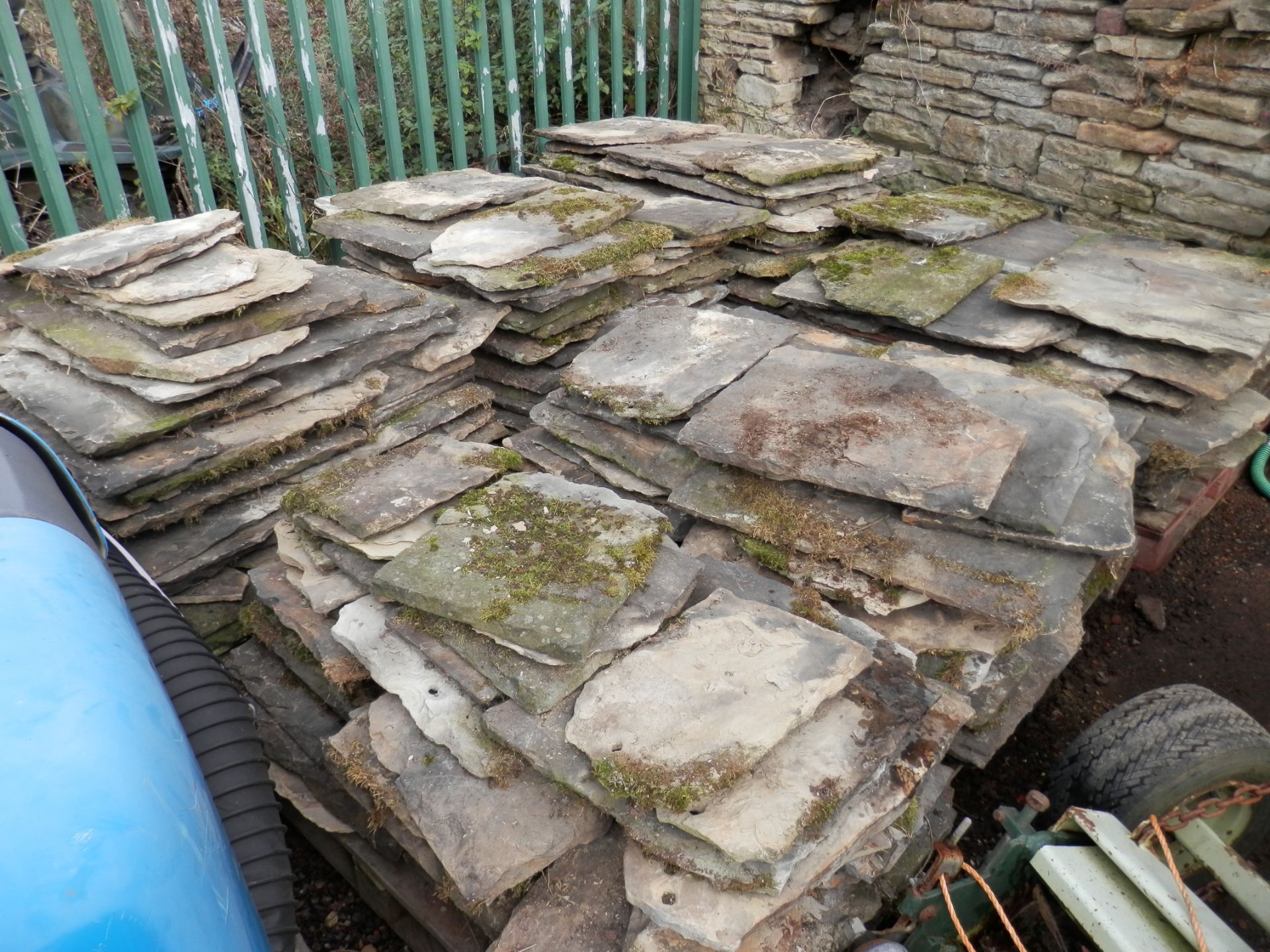 6 X LARGE PALLETS OF LARGE SANDSTONE ROOF TILES, COLLECTION FROM KILLAMARSH NEAR CHESTERFIELD. - Image 2 of 6