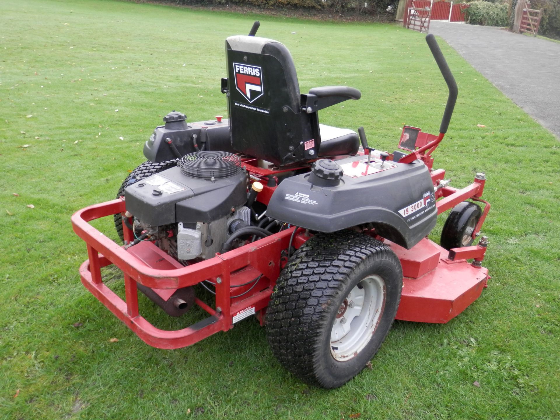 FULLY WORKING FERRIS IS3000 62" CUT RIDE ON ROTARY 25 BHP ENGINED RIDE ON MOWER. - Image 12 of 16