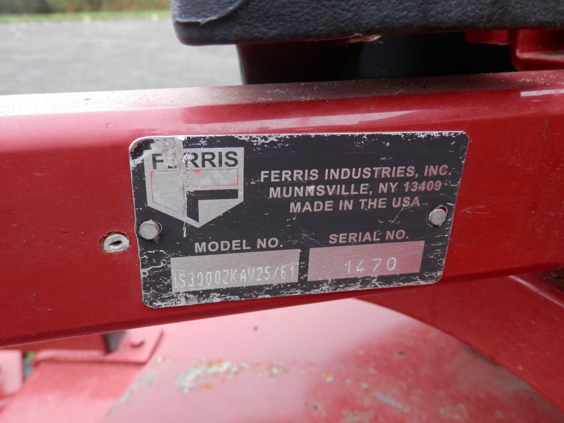 FULLY WORKING FERRIS IS3000 62" CUT RIDE ON ROTARY 25 BHP ENGINED RIDE ON MOWER. - Image 10 of 16