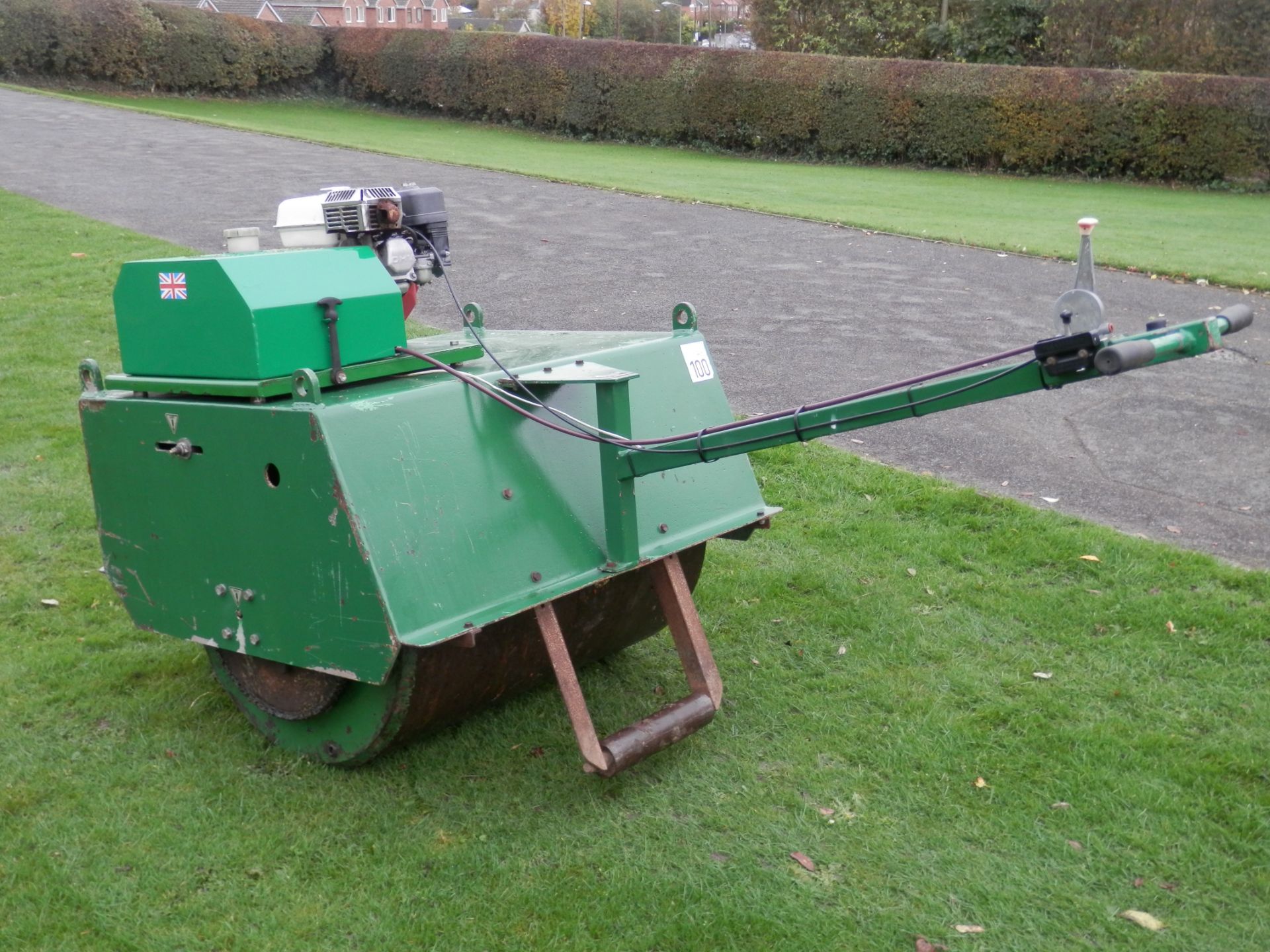 LARGE 1990S DENNIS LAWN ROLLER WITH HONDA 5 HP PETROL ENGINE. - Image 5 of 9