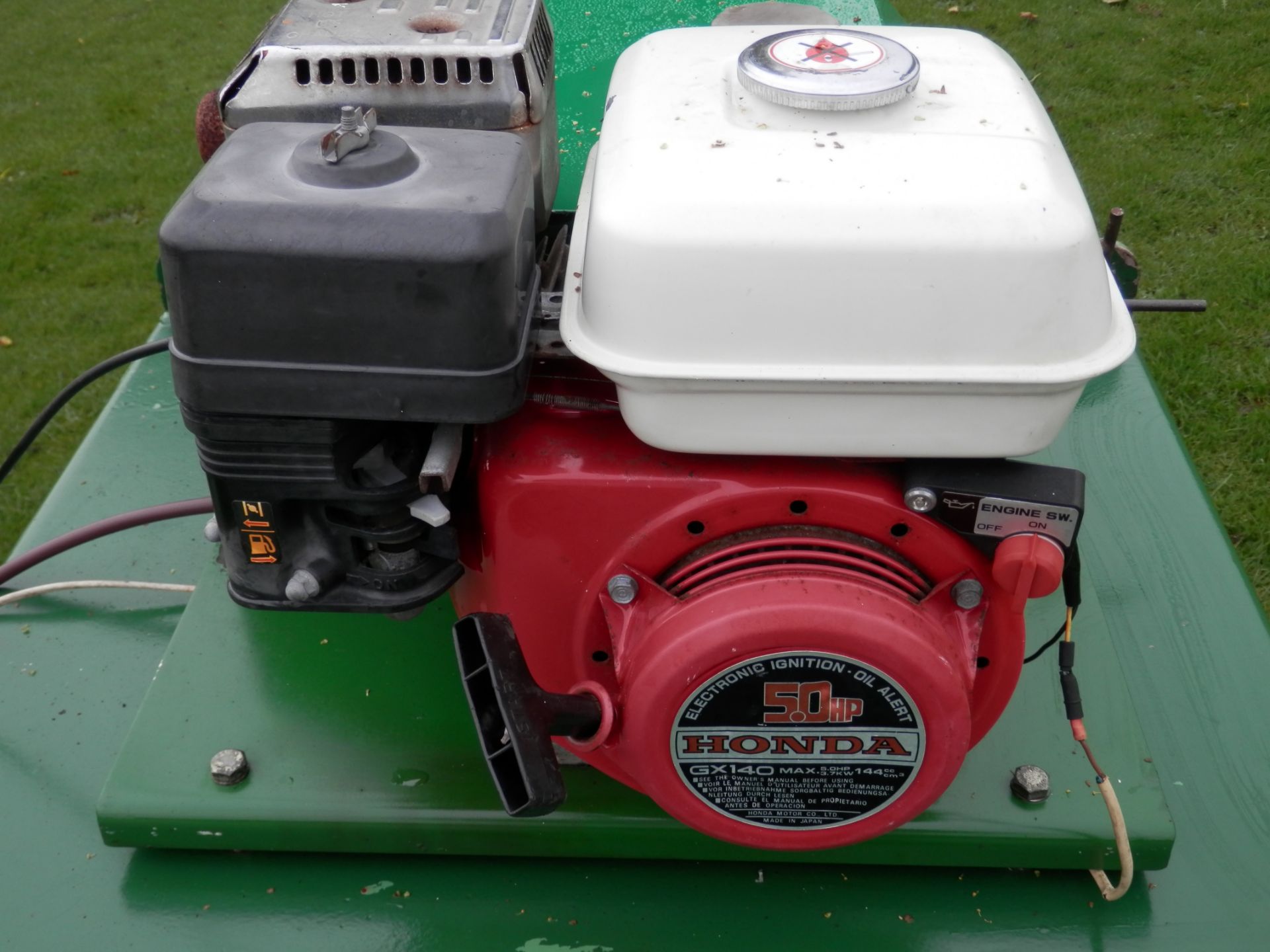 LARGE 1990S DENNIS LAWN ROLLER WITH HONDA 5 HP PETROL ENGINE. - Image 7 of 9