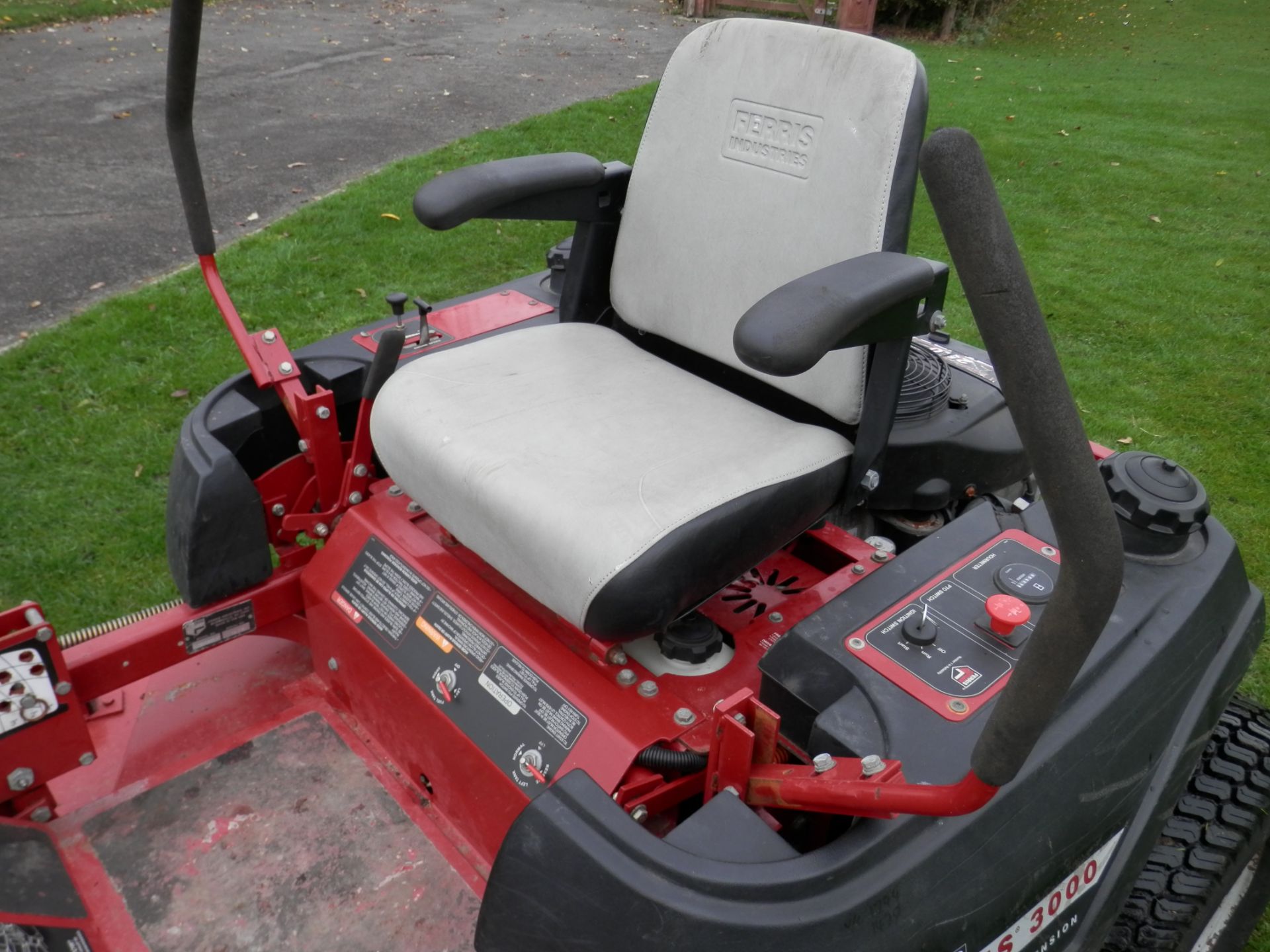 FULLY WORKING FERRIS IS3000 62" CUT RIDE ON ROTARY 25 BHP ENGINED RIDE ON MOWER. - Image 5 of 16