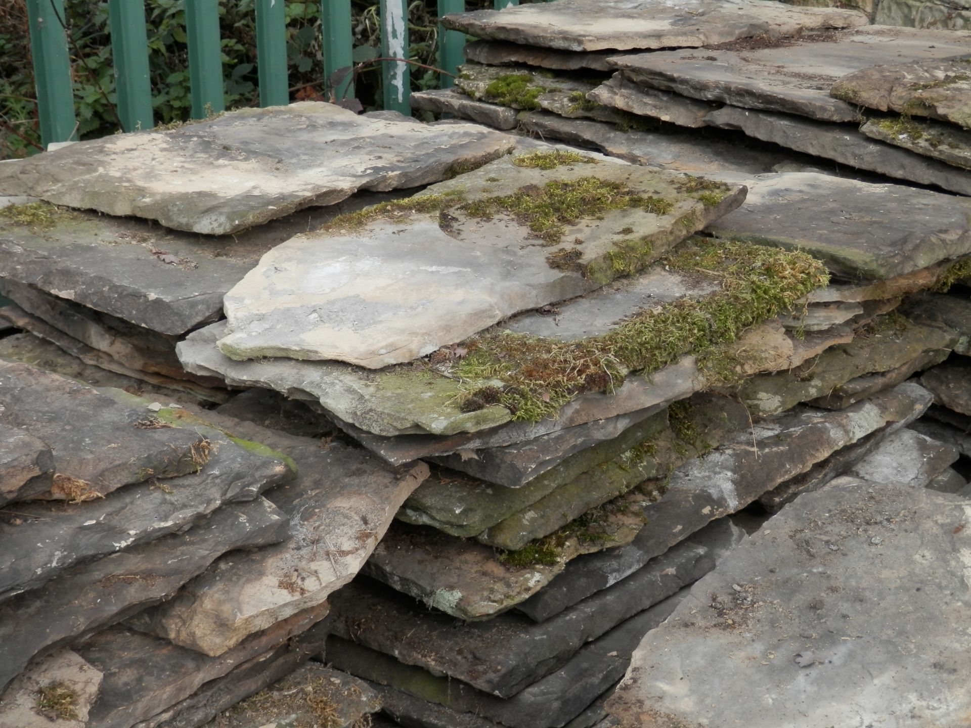 6 X LARGE PALLETS OF LARGE SANDSTONE ROOF TILES, COLLECTION FROM KILLAMARSH NEAR CHESTERFIELD. - Image 5 of 6