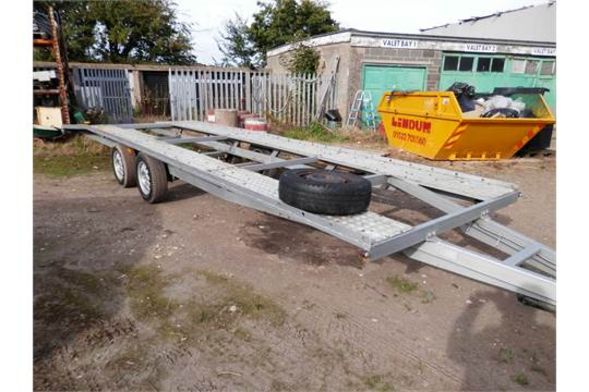 3400KG 2 CAR TRAILER, 2.5 TONNE CARRYING CAPACITY !! GOOD ALLOYS/TYRES & SPARE WHEEL. - Image 2 of 11