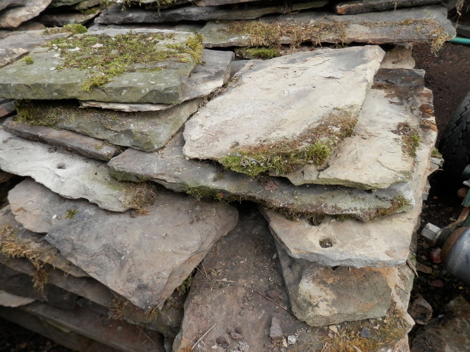 6 X LARGE PALLETS OF LARGE SANDSTONE ROOF TILES, COLLECTION FROM KILLAMARSH NEAR CHESTERFIELD. - Image 4 of 6